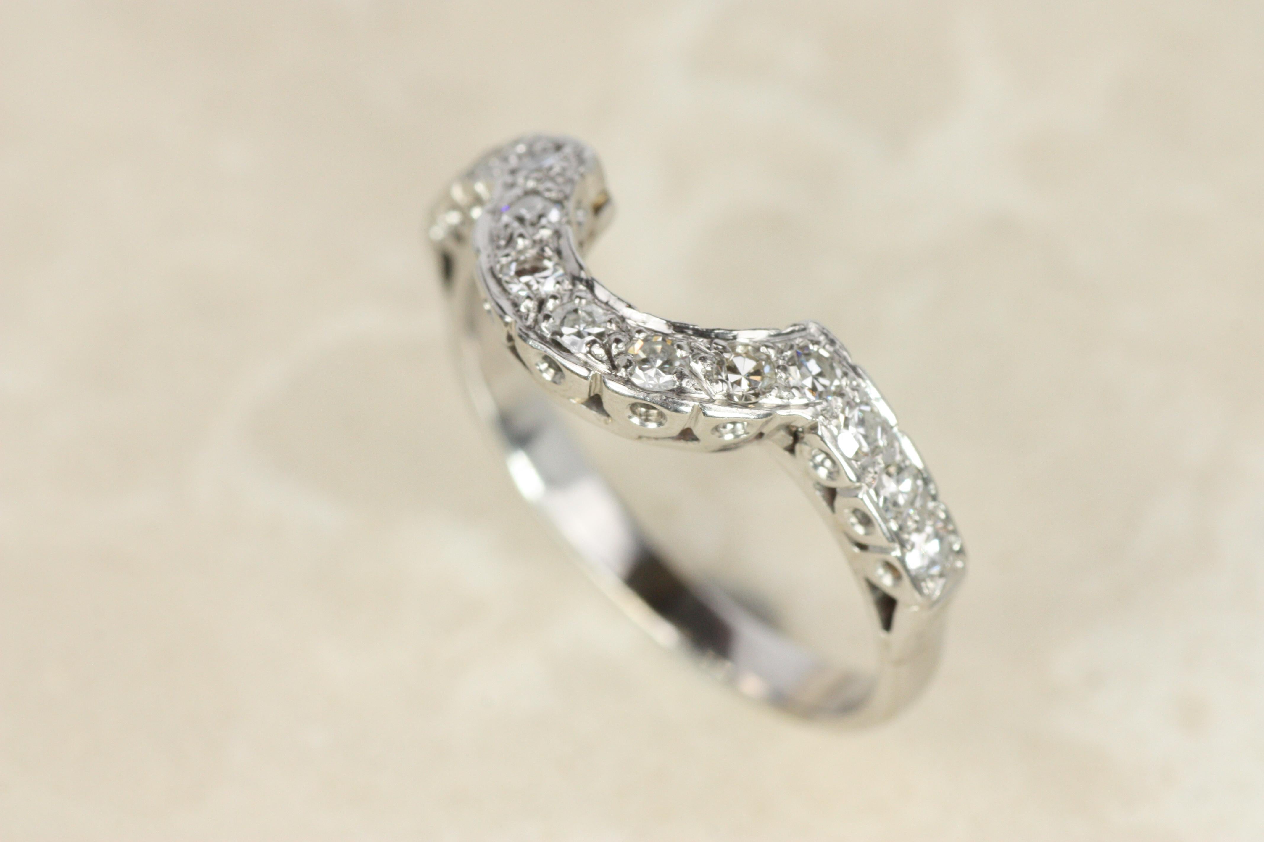 Alianza de boda vintage de los años 50 con diamante curvado en forma de U de oro blanco de 14 quilates en venta 3