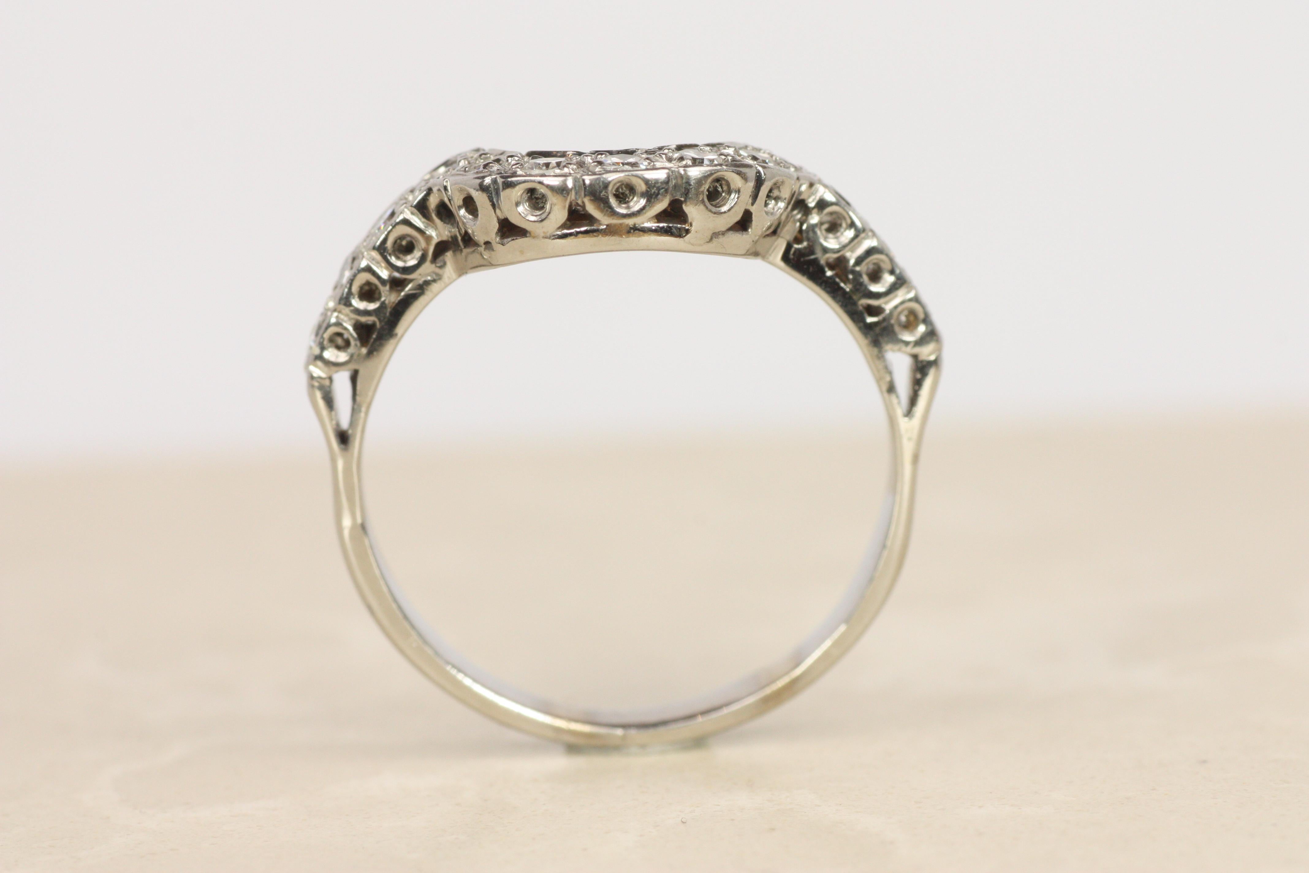 Alianza de boda vintage de los años 50 con diamante curvado en forma de U de oro blanco de 14 quilates en venta 4