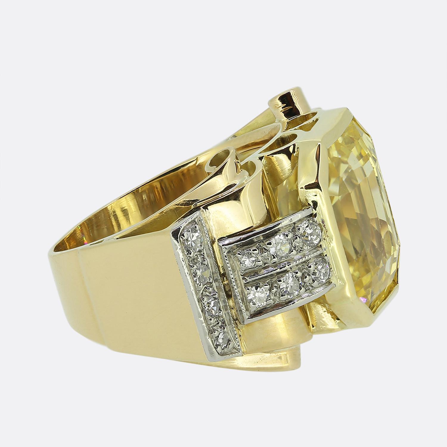 Ottagono Anello con zaffiro giallo di Ceylon non riscaldato del 1950 da 11,66 carati in vendita