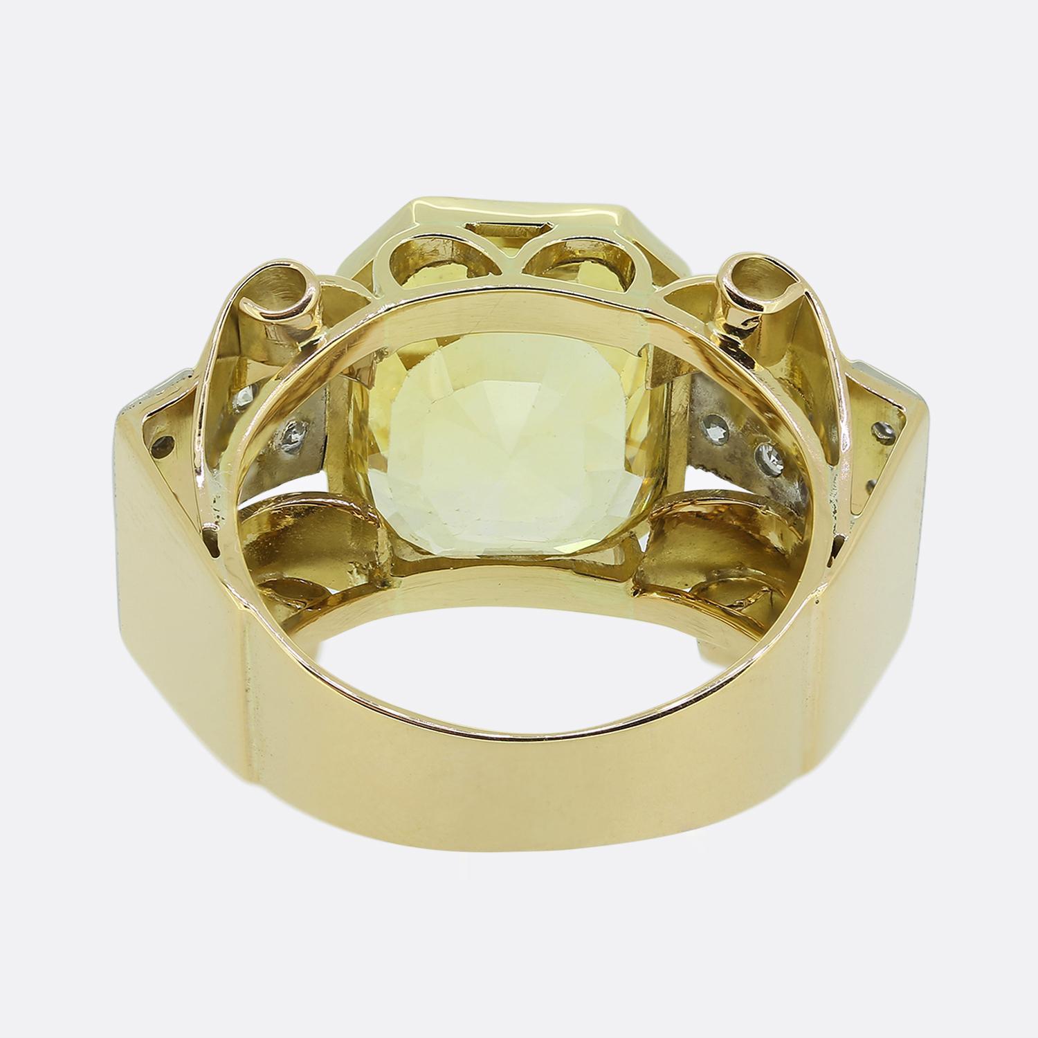 Anello con zaffiro giallo di Ceylon non riscaldato del 1950 da 11,66 carati In condizioni buone in vendita a London, GB