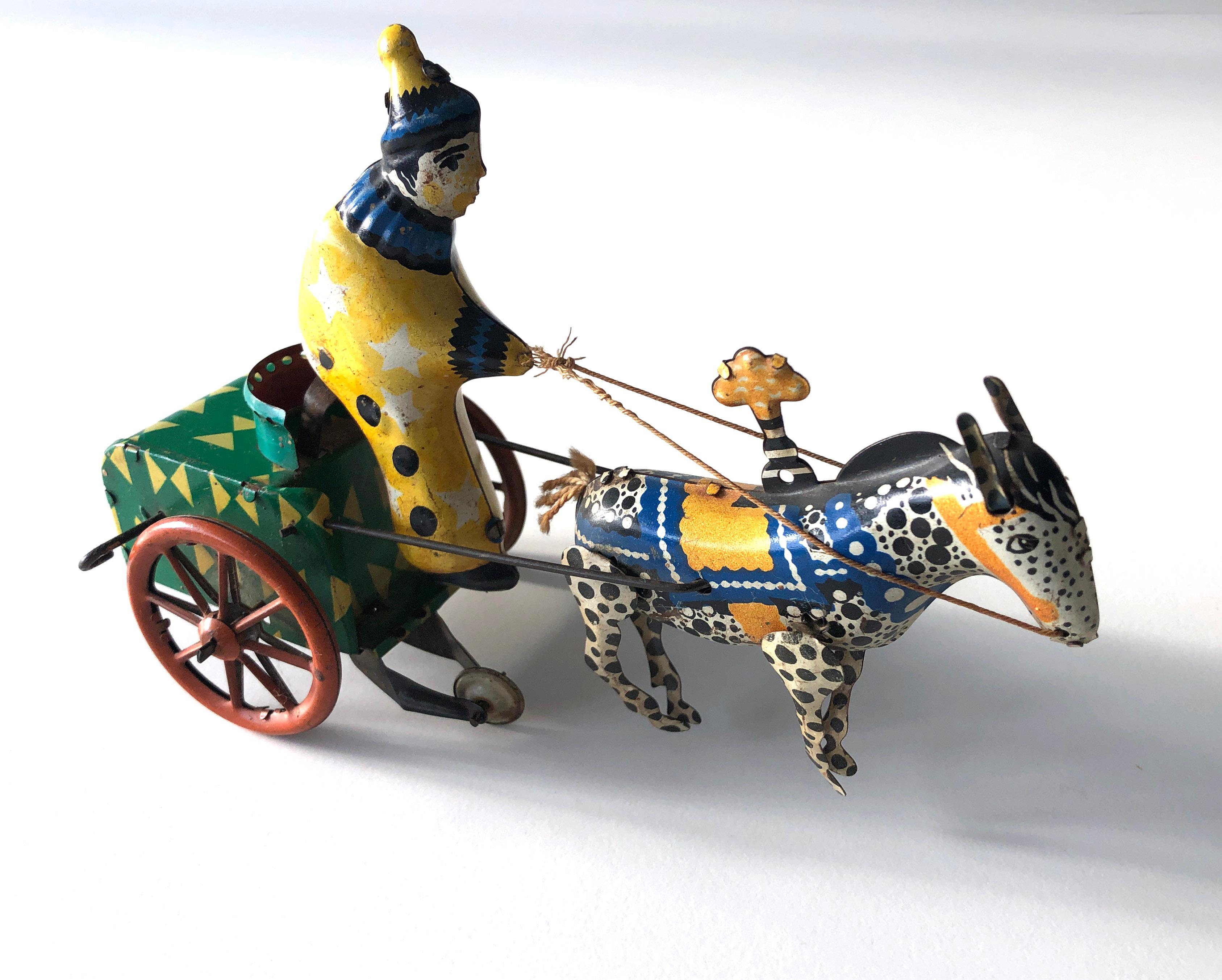 Vintage 1950's USSR Tin Windup Circus Donkey Carriage with clown.
Le mécanisme est intact mais ne fonctionne pas. Simple à restaurer.

Longueur approximative : 18 cm
Largeur approximative : 9,5 cm
Hauteur approximative : 13,5 cm

Le véhicule est un