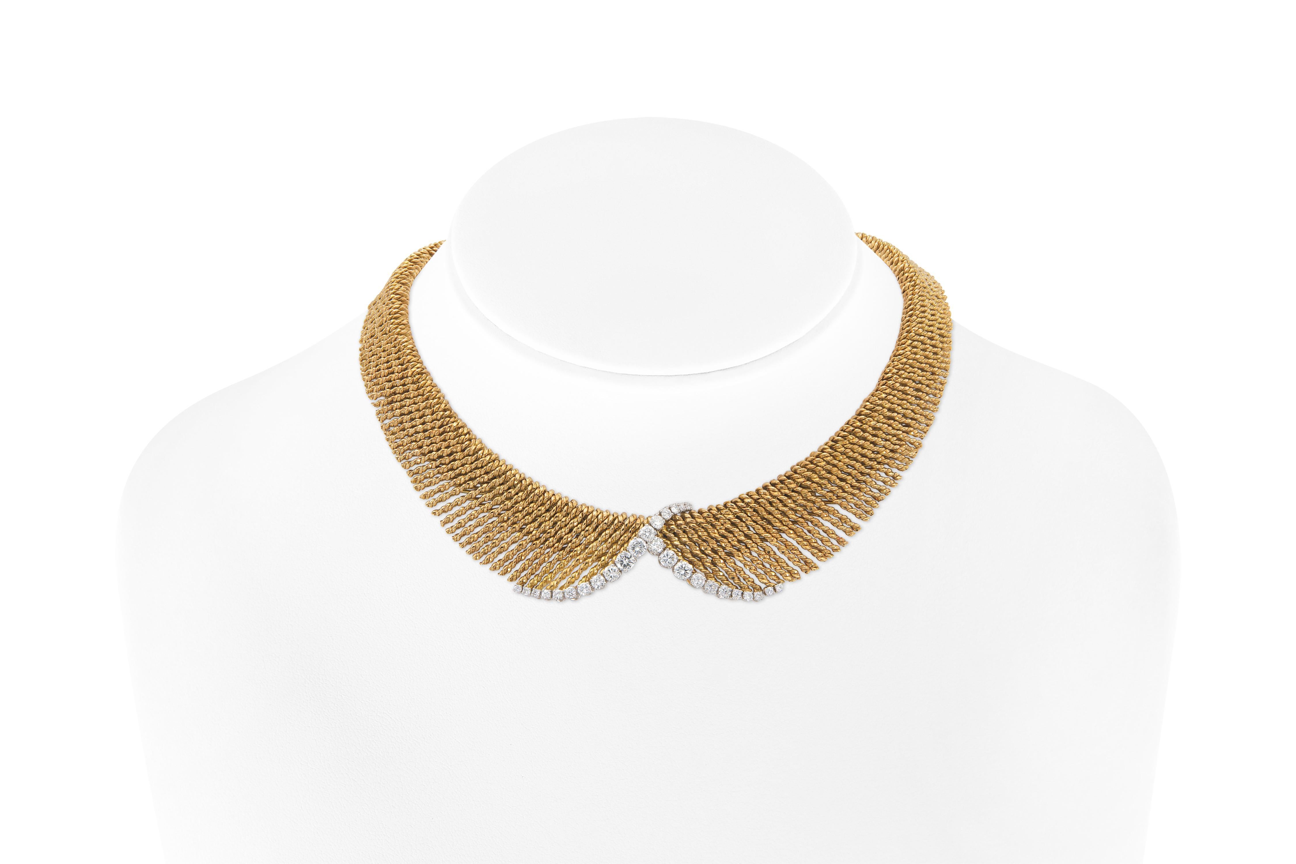 Finement réalisé en or jaune 18k et en platine avec des diamants ronds de taille brillant pesant approximativement un total de 3,20 carats.
Signé par Georges Lenfant pour Van Cleef & Arpels
Circa 1950s
17 pouces de long