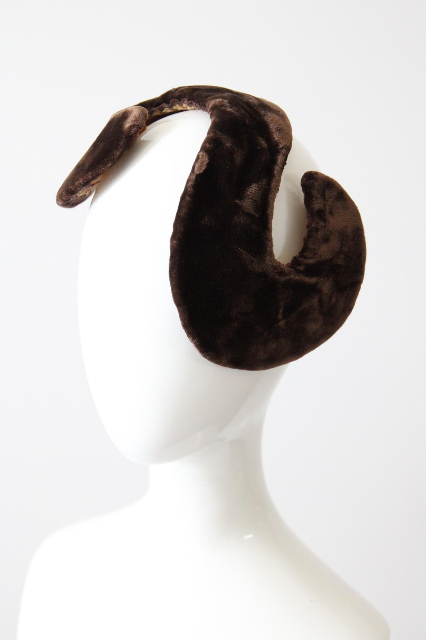 Nero Fascinator a forma di S in velluto anni '50 Cappello Percher anni '50 Cappello in velluto marrone in vendita
