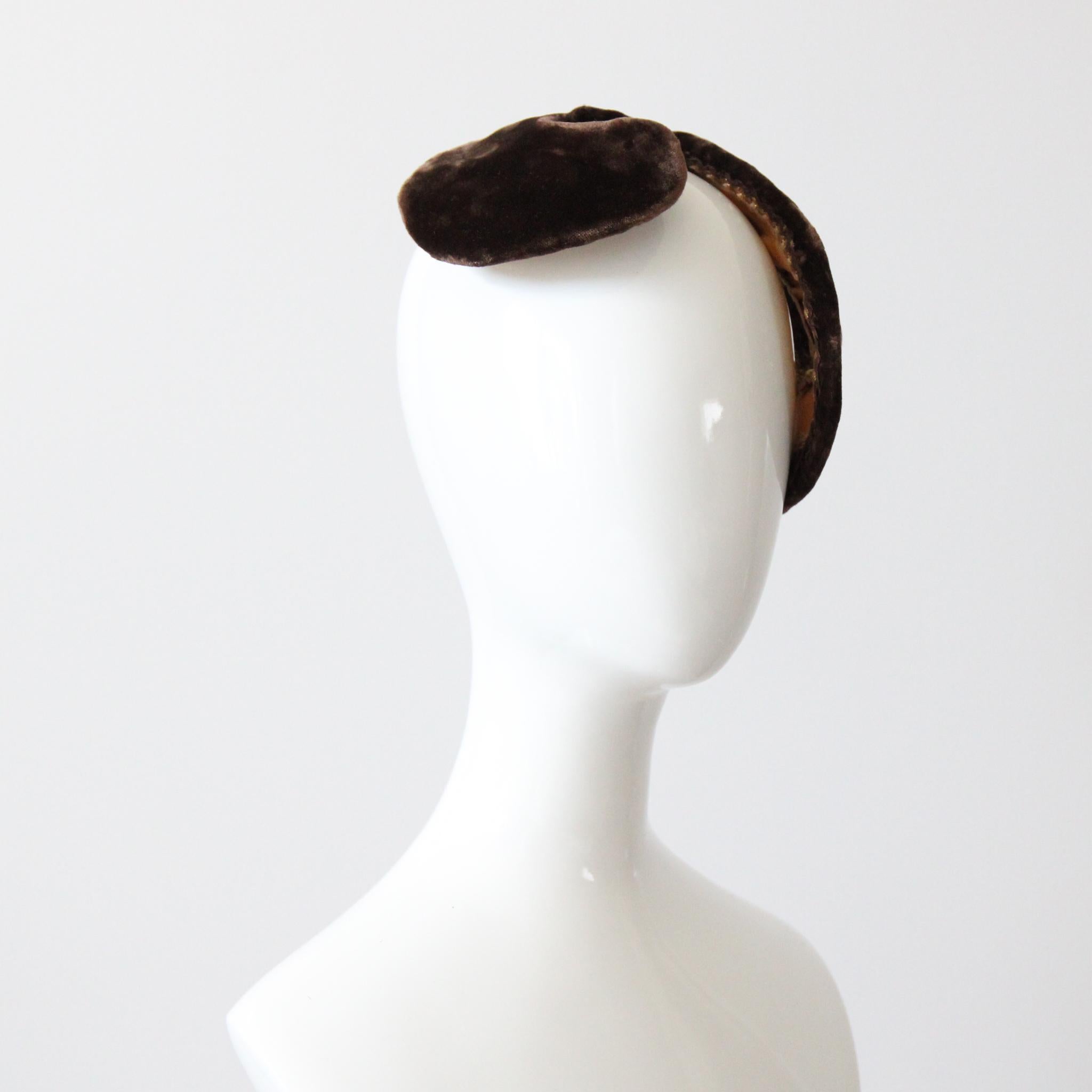 Fascinator a forma di S in velluto anni '50 Cappello Percher anni '50 Cappello in velluto marrone In condizioni buone in vendita a Cheltenham, GB
