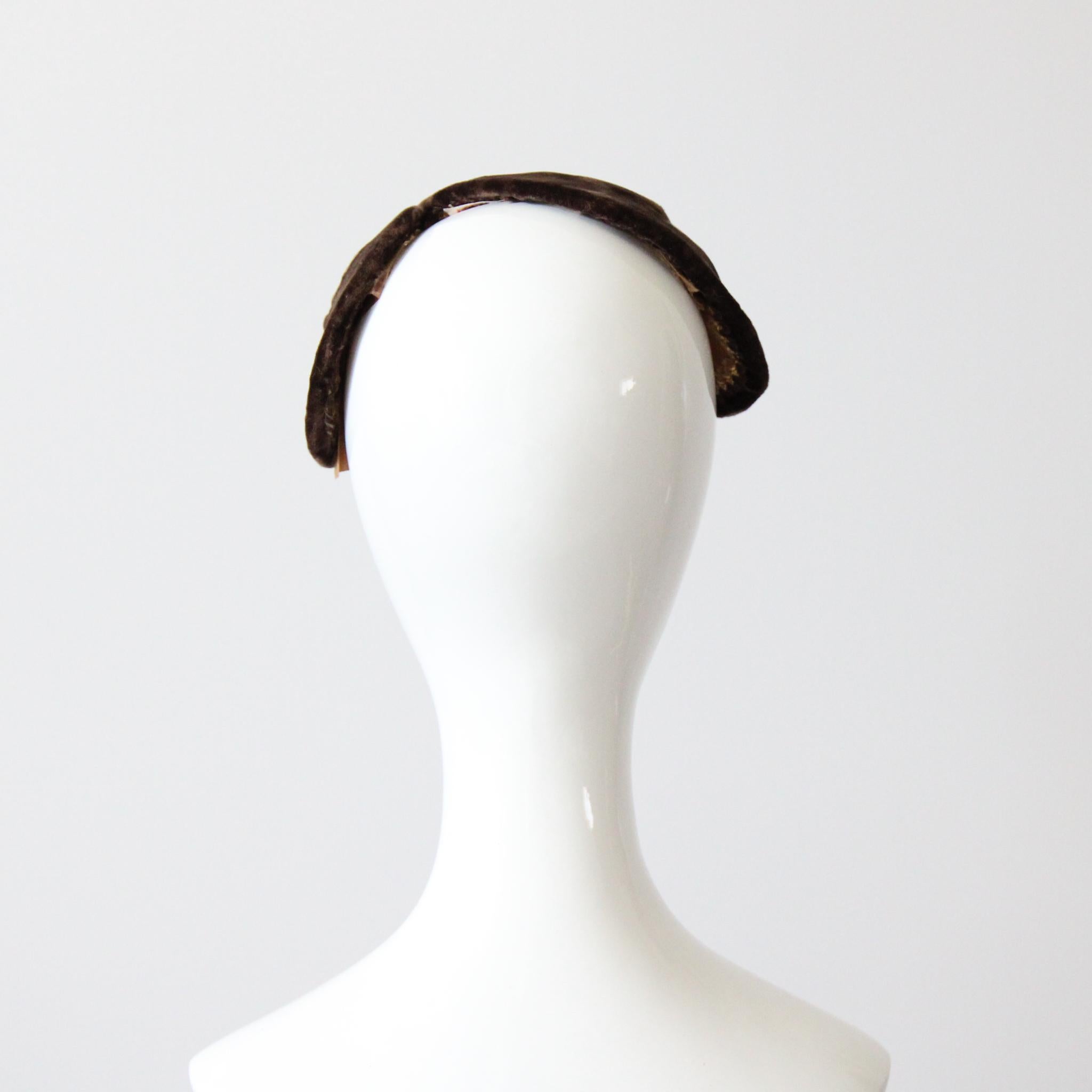 da uomo o donna Fascinator a forma di S in velluto anni '50 Cappello Percher anni '50 Cappello in velluto marrone in vendita