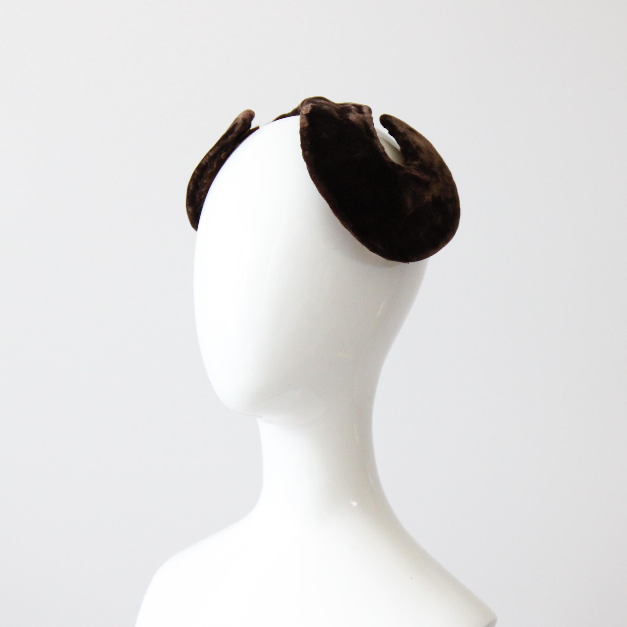 Fascinator a forma di S in velluto anni '50 Cappello Percher anni '50 Cappello in velluto marrone in vendita 2