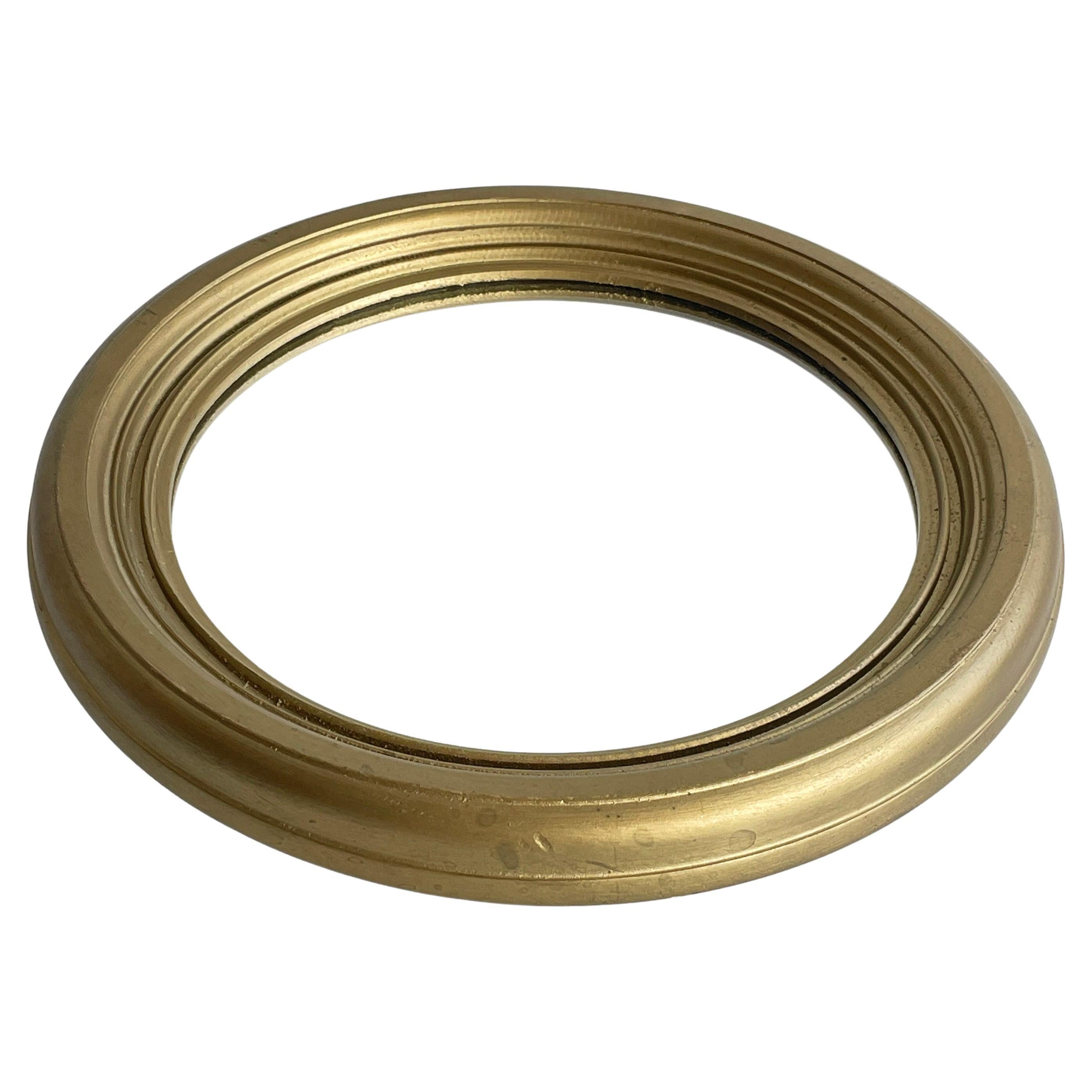 Eleganter Schweizer Wandspiegel aus den 1950er Jahren. Goldfarbener Holzrahmen.
Abmessungen: Durchmesser: ca. 30,5cm (Spiegel 20cm) / Tiefe: 3cm 
Farbe: Gold 
Zustand: Ausgezeichneter Zustand mit minimalen Gebrauchsspuren in Anbetracht des Alters. 