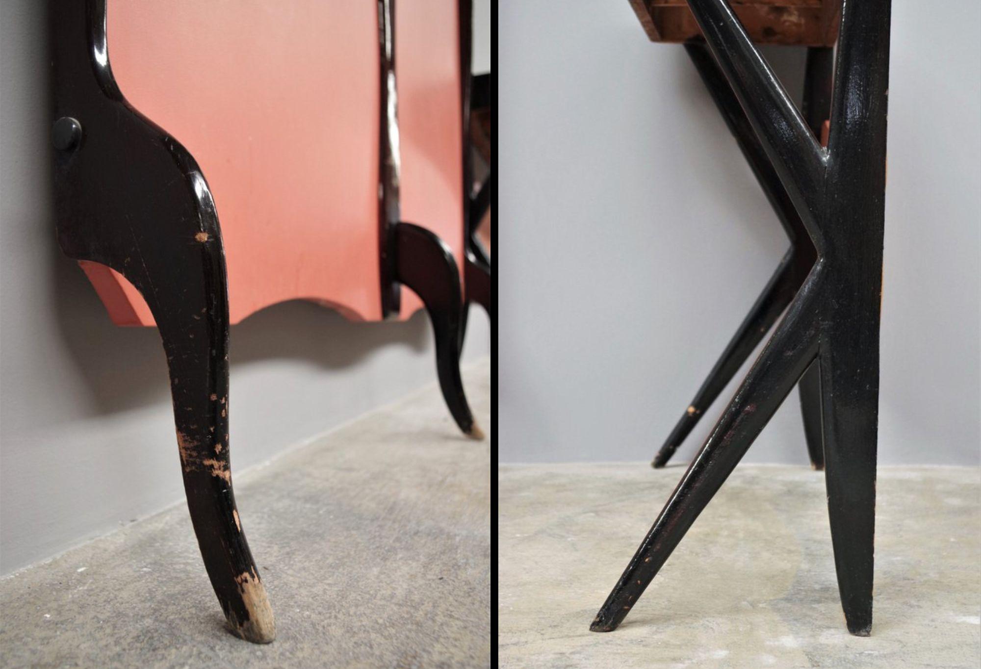 Wandgarderobe aus den 1950er Jahren mit pfirsichfarbenem Paneel und schwarzer Holzkonsole

Verschönern Sie Ihren Eingangsbereich mit dieser einzigartigen Wandgarderobe im Stil der 1950er Jahre. Mit seinem pfirsichfarbenen Paneel und der eleganten
