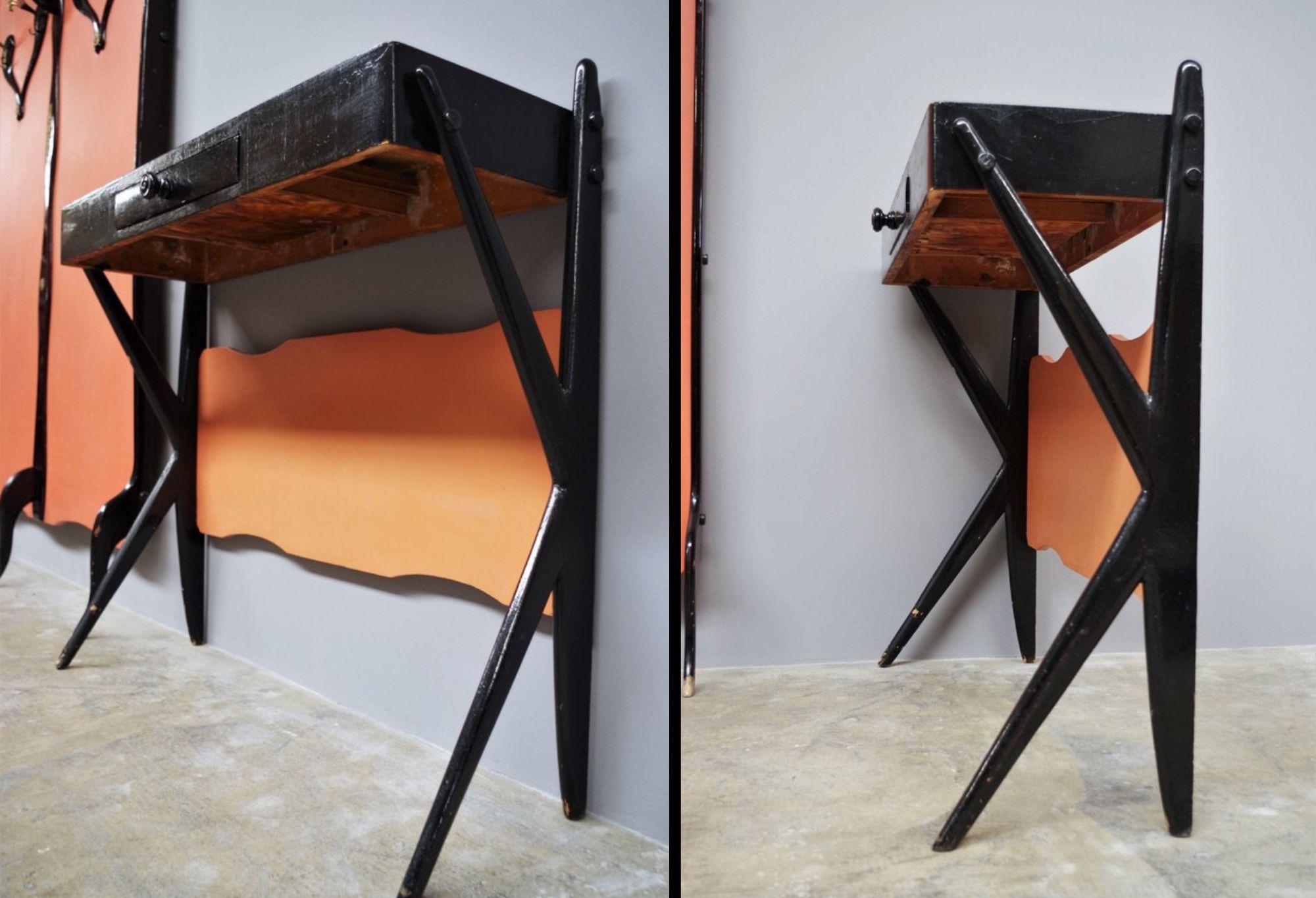 Wandgarderobe aus den 1950er Jahren mit pfirsichfarbenem Paneel und schwarzer Holzleiste (Italian) im Angebot