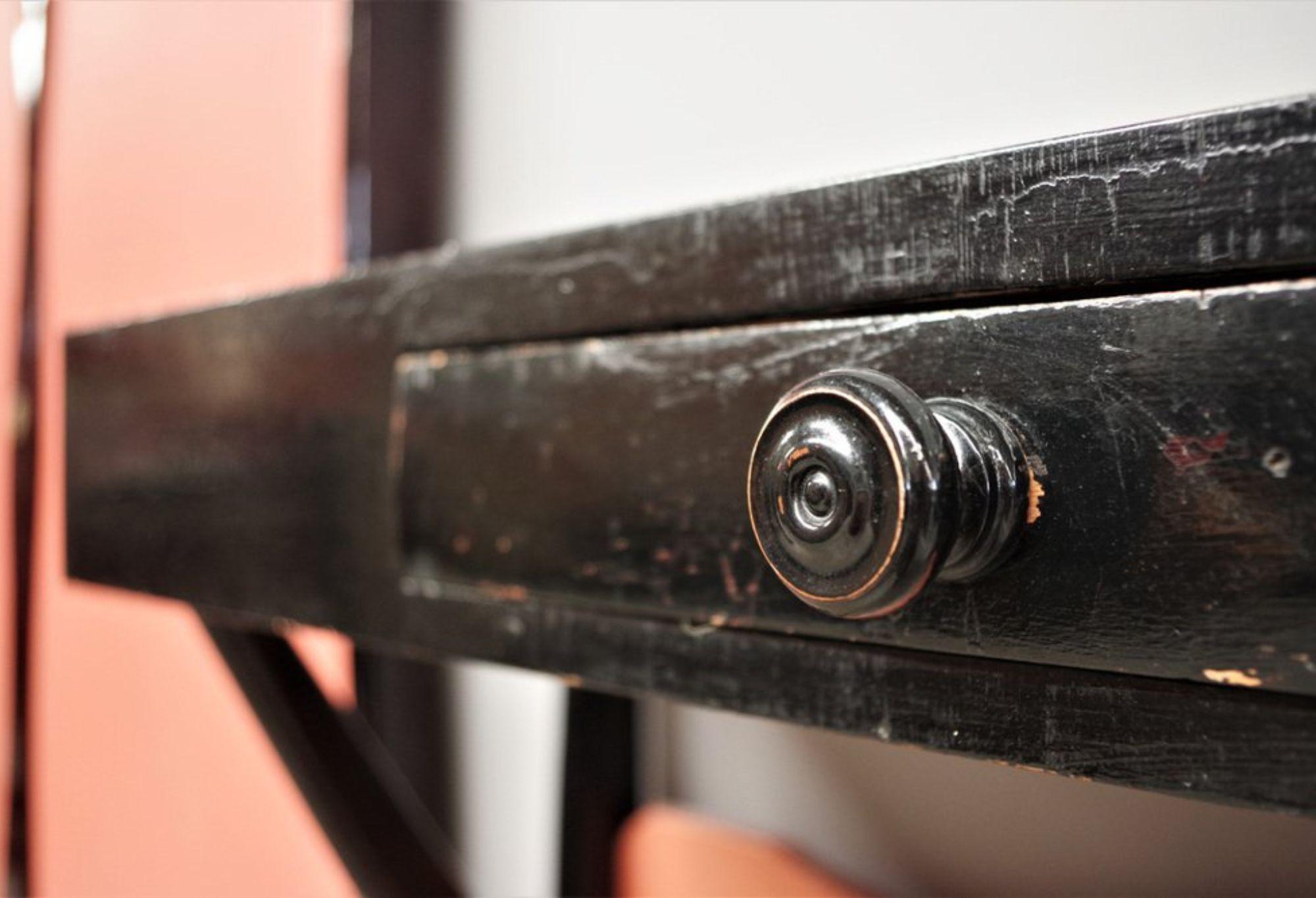 Wandgarderobe aus den 1950er Jahren mit pfirsichfarbenem Paneel und schwarzer Holzleiste im Zustand „Gut“ im Angebot in Manzano, IT