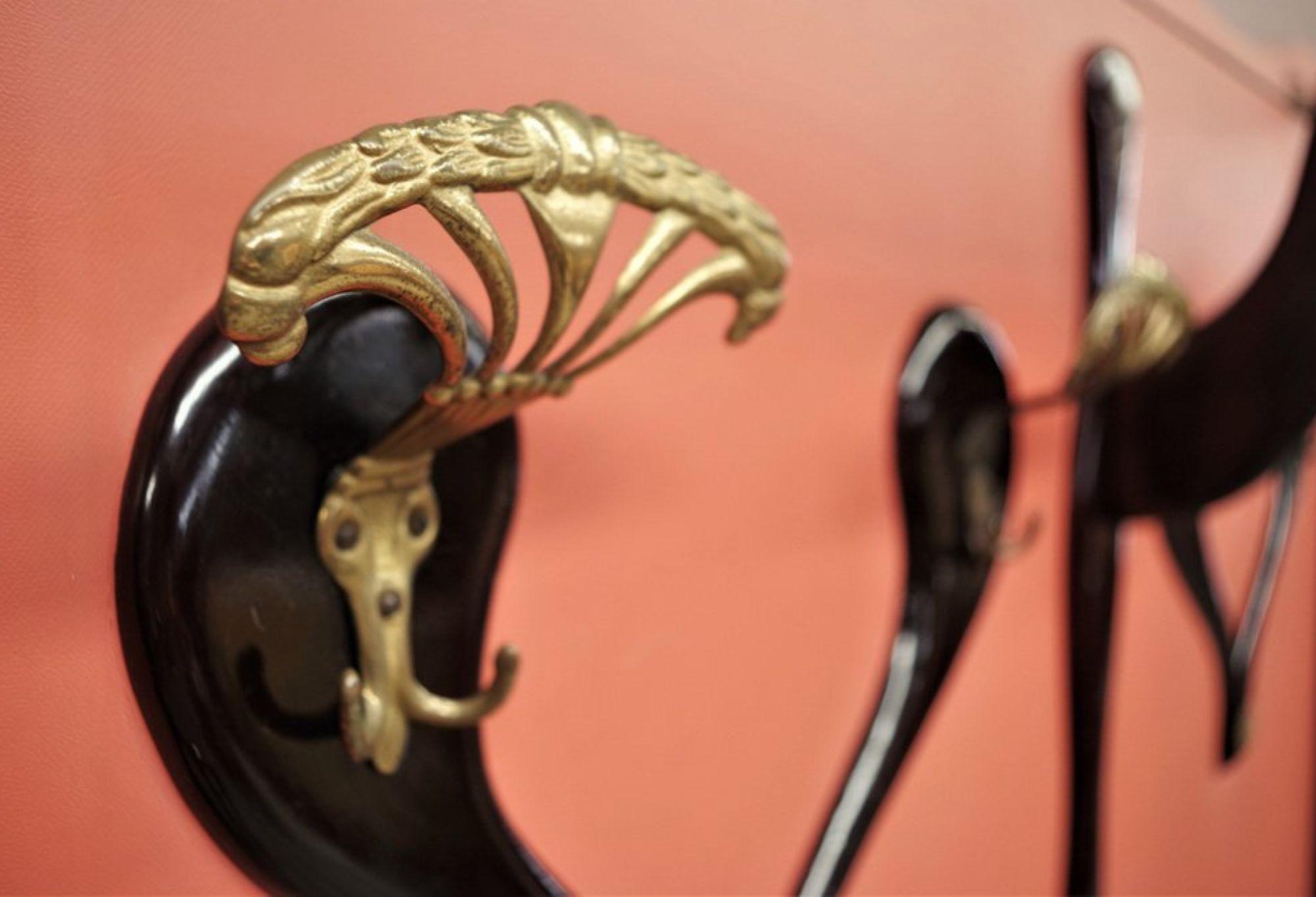 Wandgarderobe aus den 1950er Jahren mit pfirsichfarbenem Paneel und schwarzer Holzleiste (Mid-20th Century) im Angebot