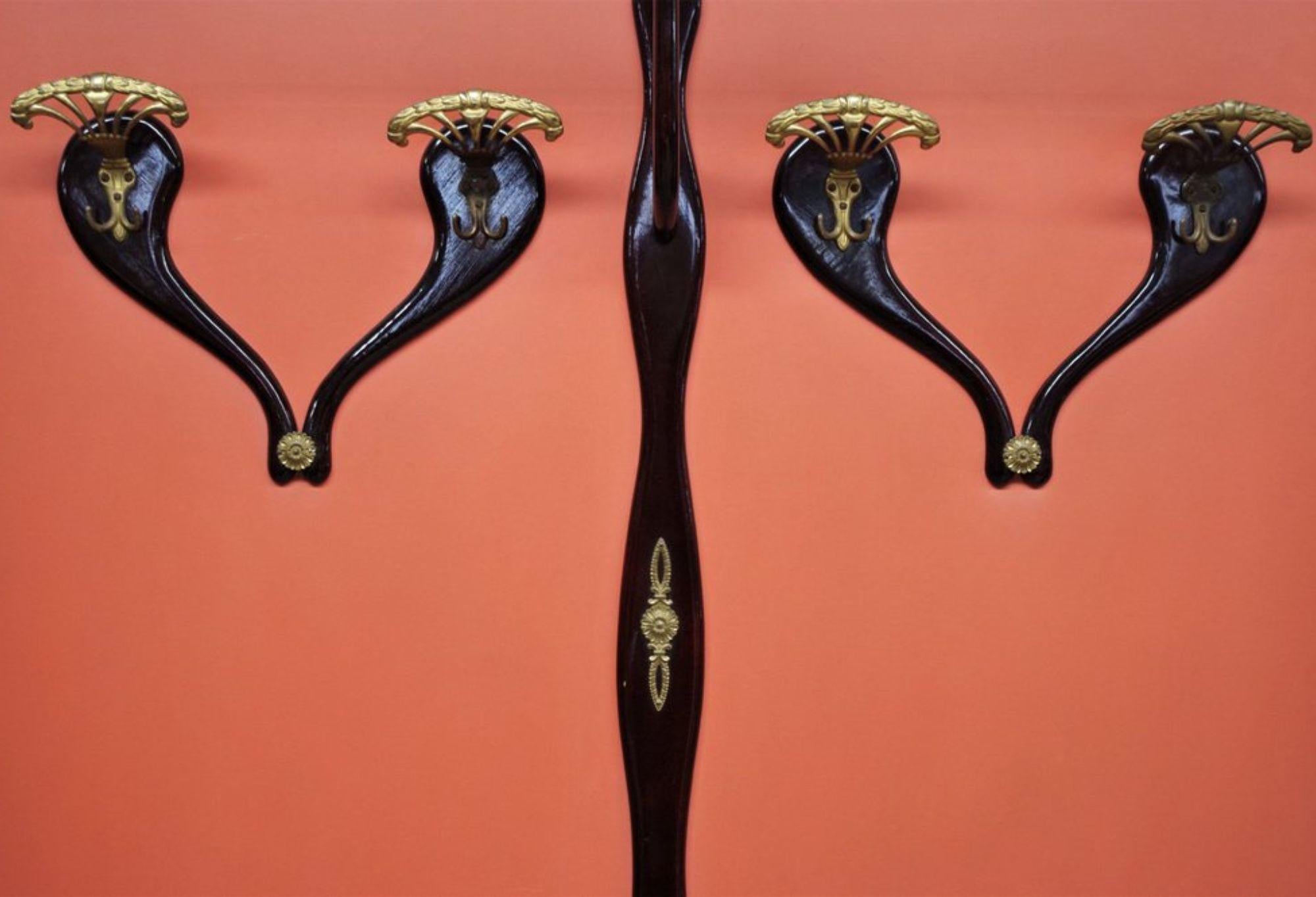 Wandgarderobe aus den 1950er Jahren mit pfirsichfarbenem Paneel und schwarzer Holzleiste im Angebot 1