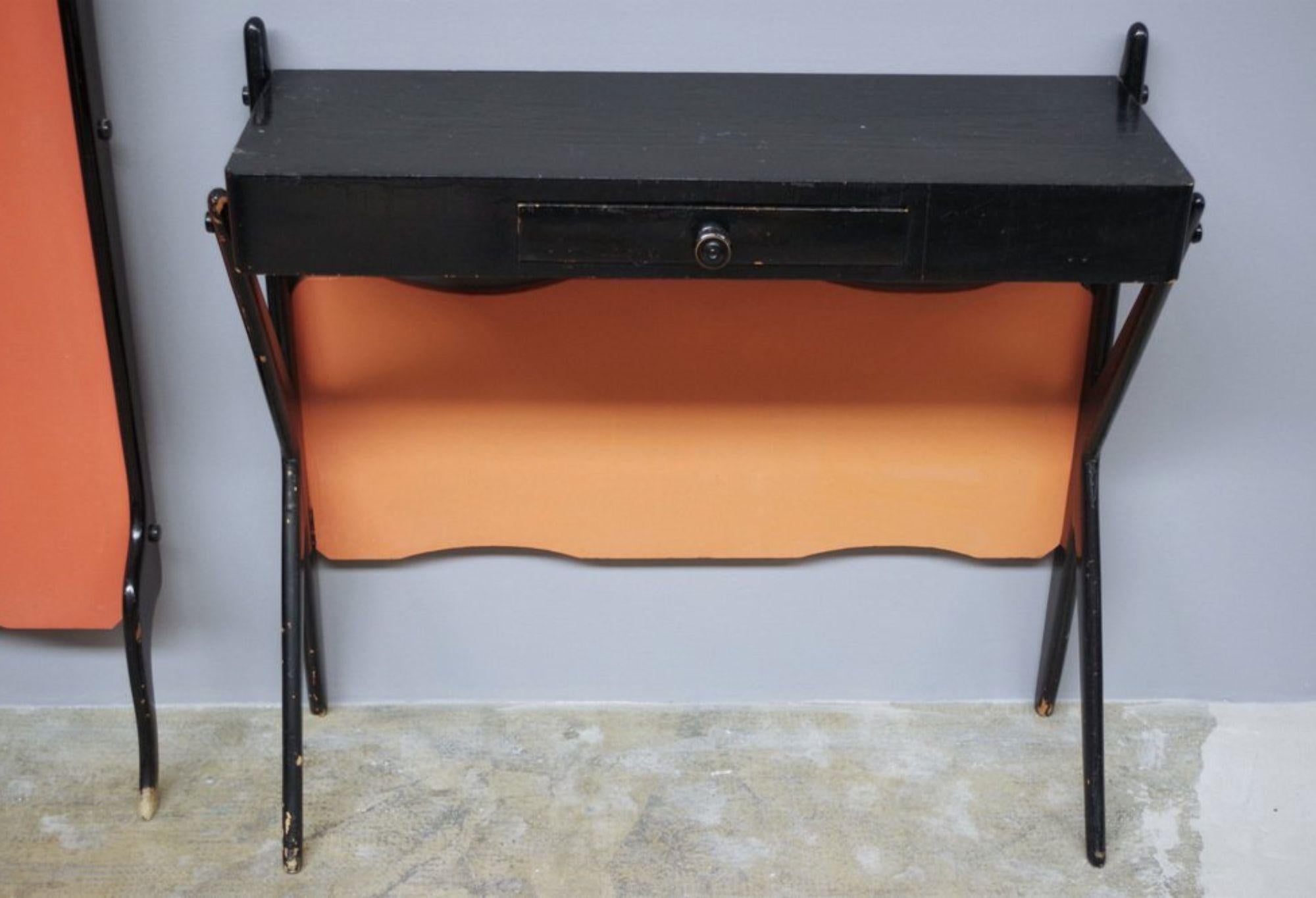 Wandgarderobe aus den 1950er Jahren mit pfirsichfarbenem Paneel und schwarzer Holzleiste im Angebot 2