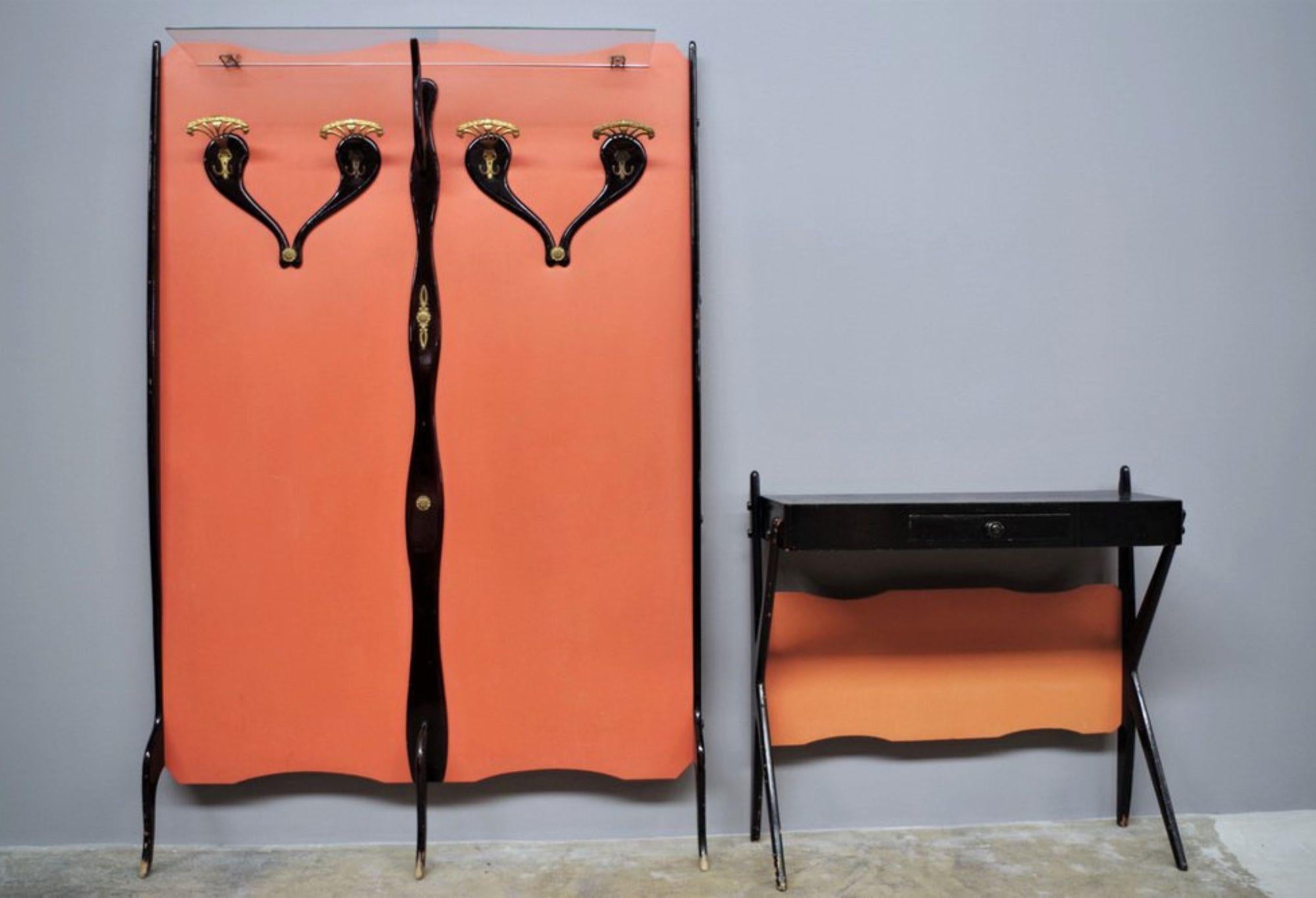 Wandgarderobe aus den 1950er Jahren mit pfirsichfarbenem Paneel und schwarzer Holzleiste im Angebot 3