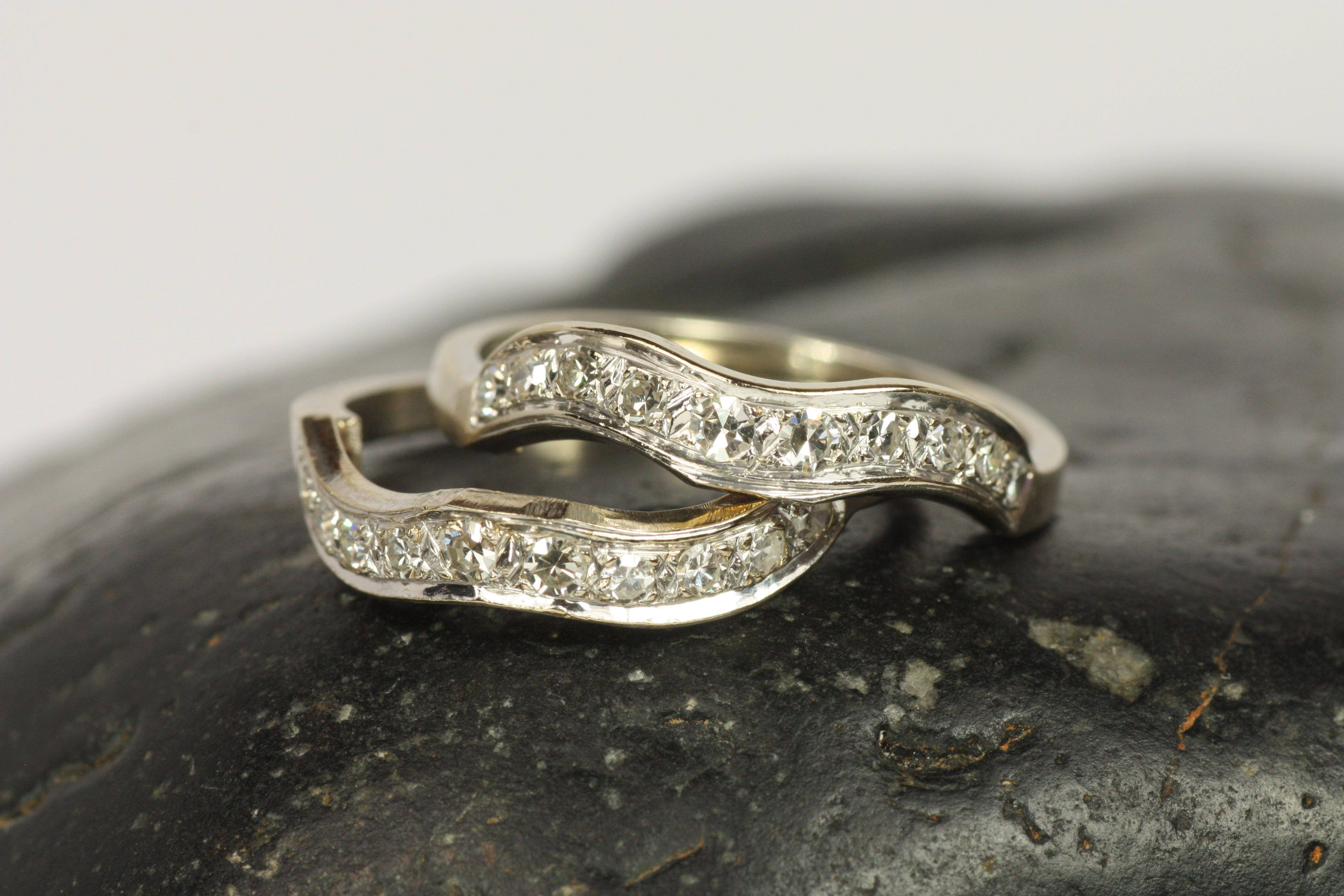 Este juego de anillos vintage de los años 50, ondulados y curvados, está salpicado de 20 diamantes redondos que suman un total de 0,25 ct. Aunque son anillos individuales, juntos actúan como una chaqueta cuando se apilan alrededor de un anillo