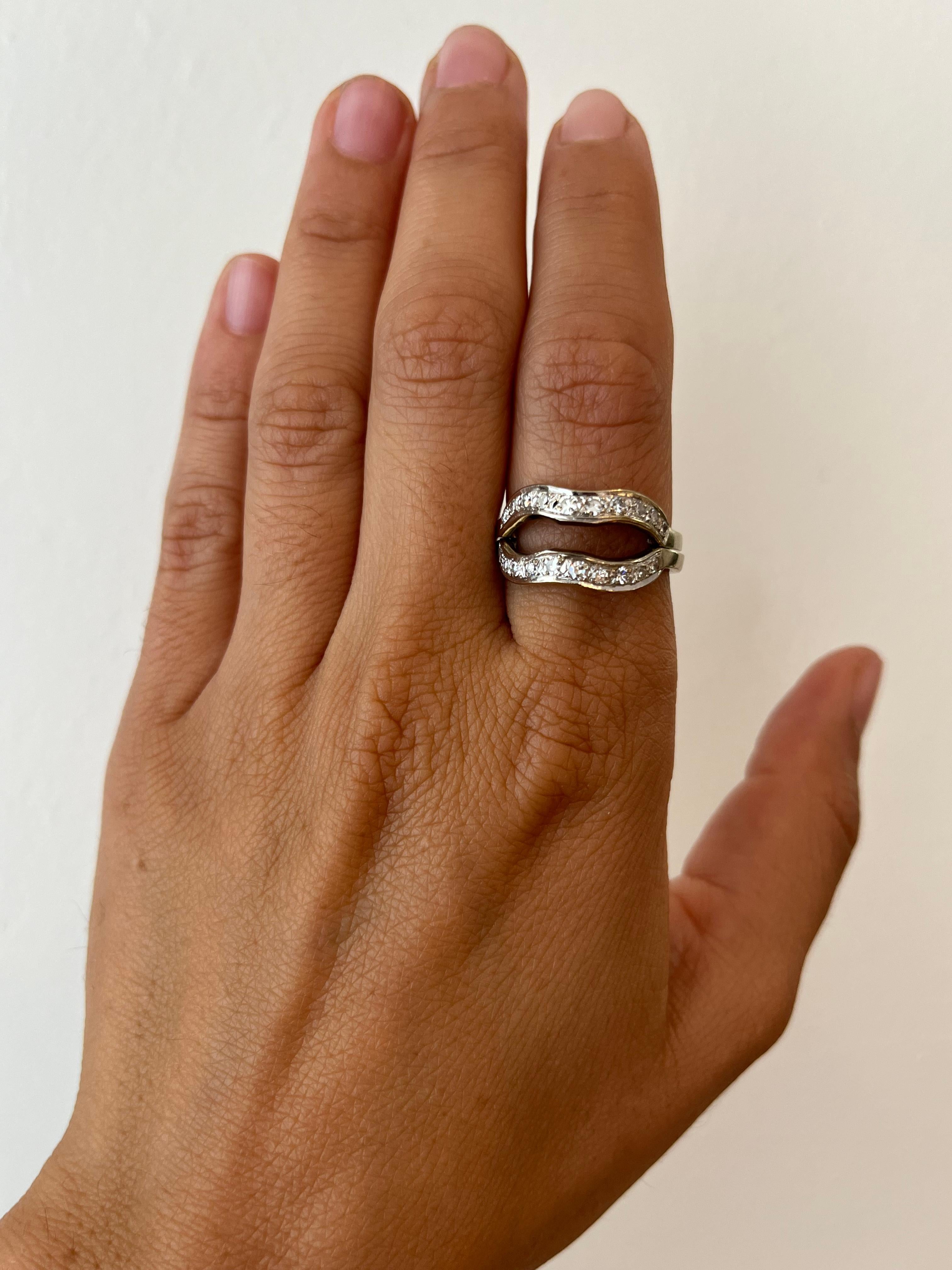Anillo de oro blanco 4K con diamantes ondulados de los años 50 Vintage Corte redondo en venta