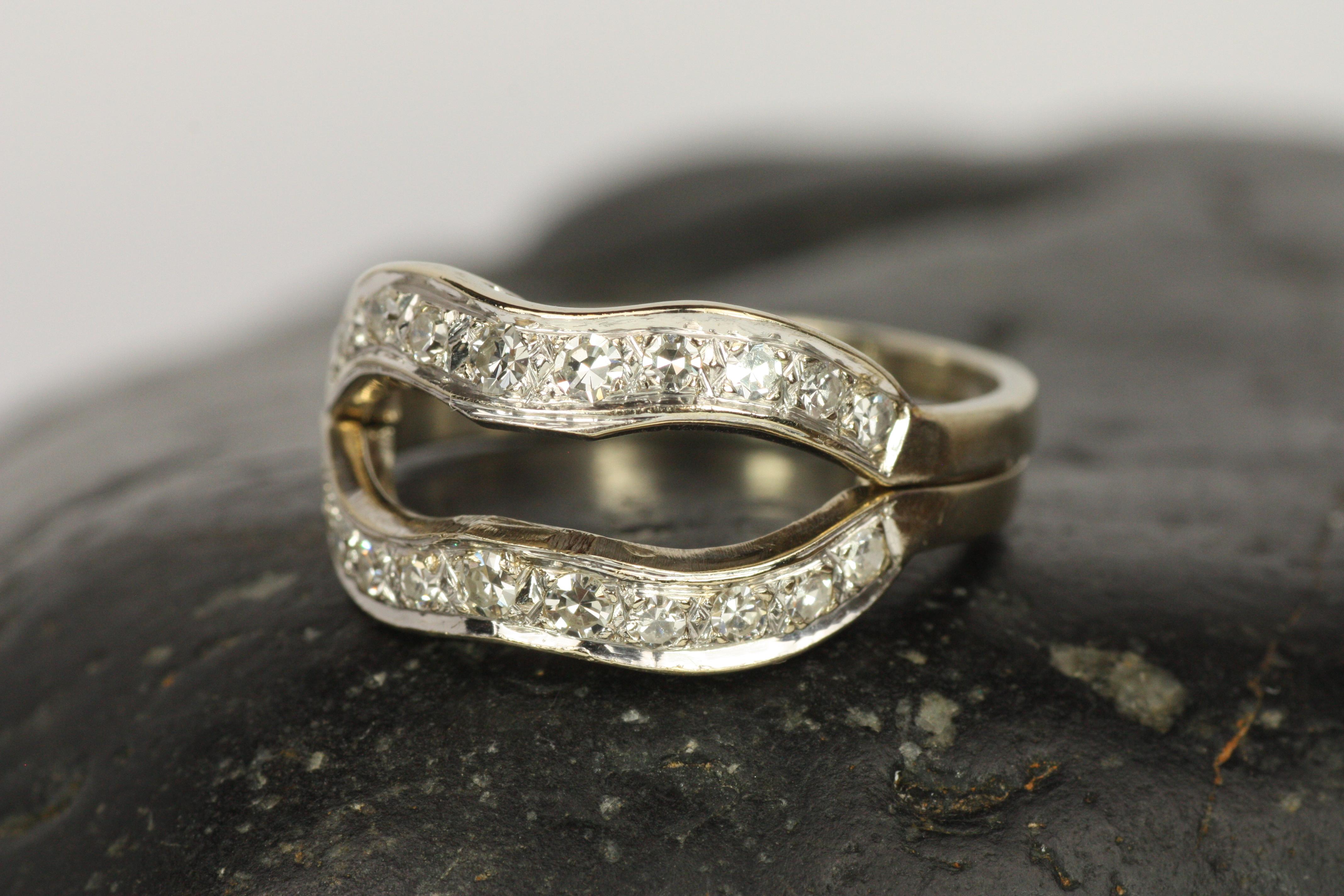 De las mujeres Anillo de oro blanco 4K con diamantes ondulados de los años 50 Vintage en venta