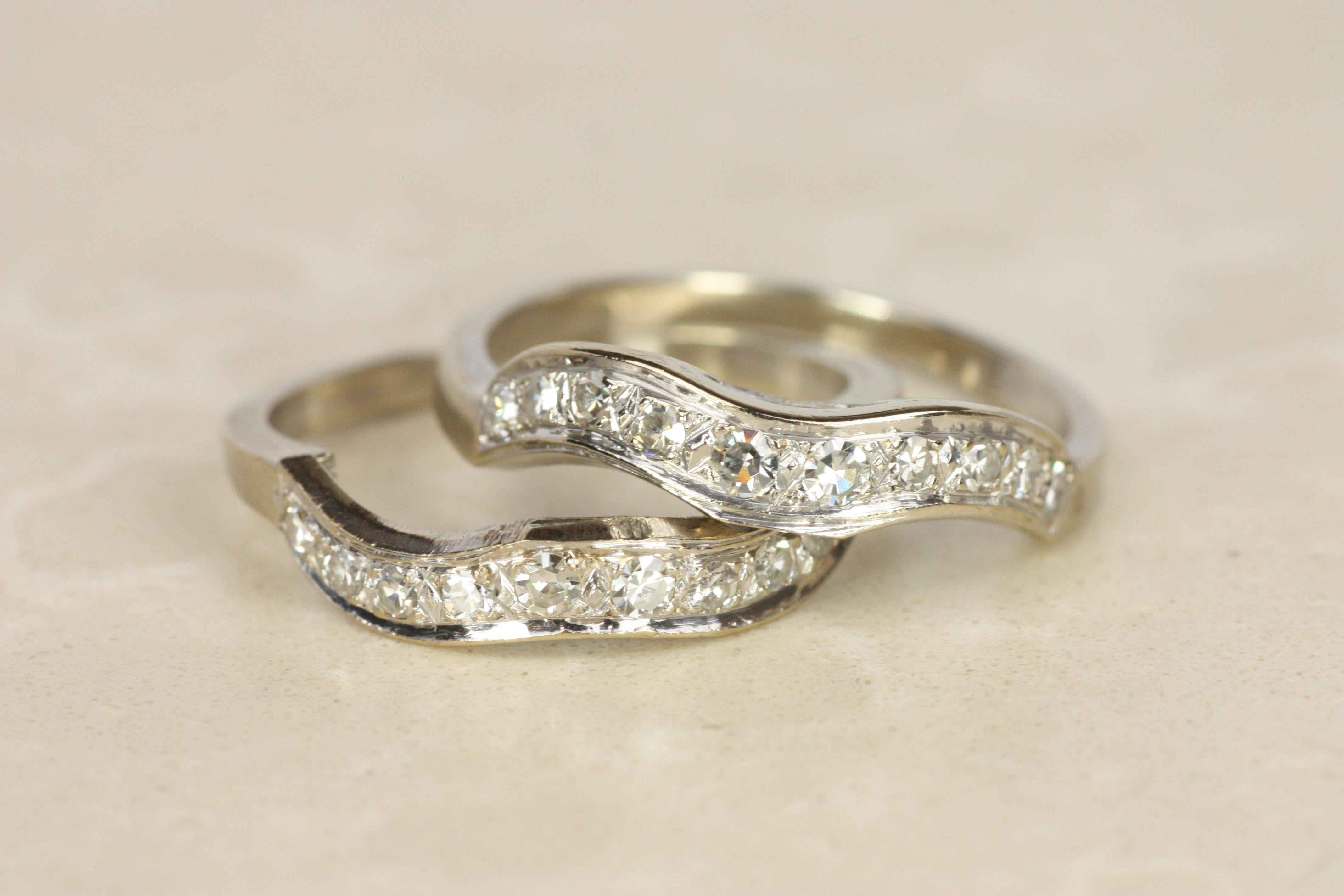 Anillo de oro blanco 4K con diamantes ondulados de los años 50 Vintage en venta 3