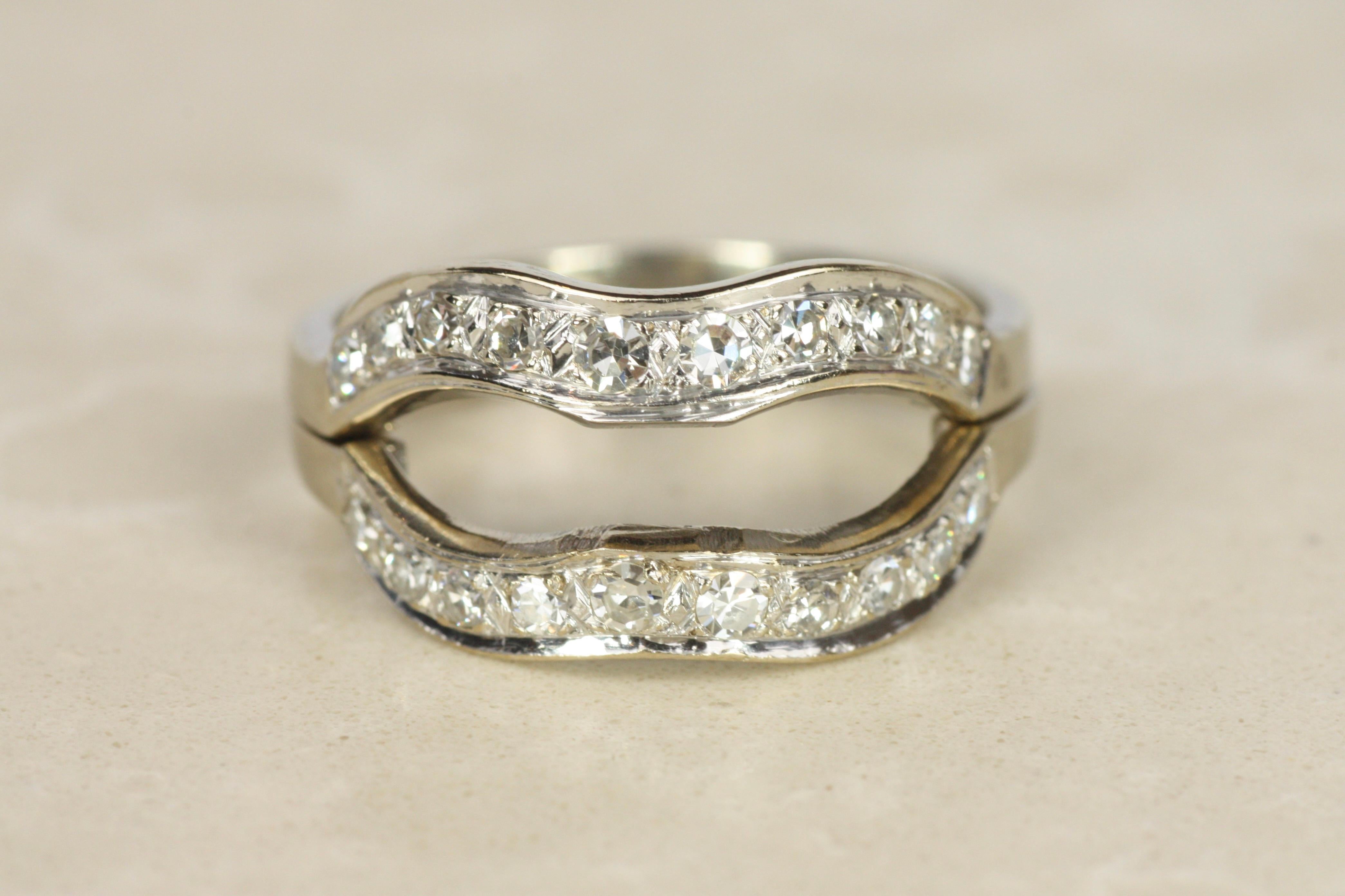 Anillo de oro blanco 4K con diamantes ondulados de los años 50 Vintage en venta