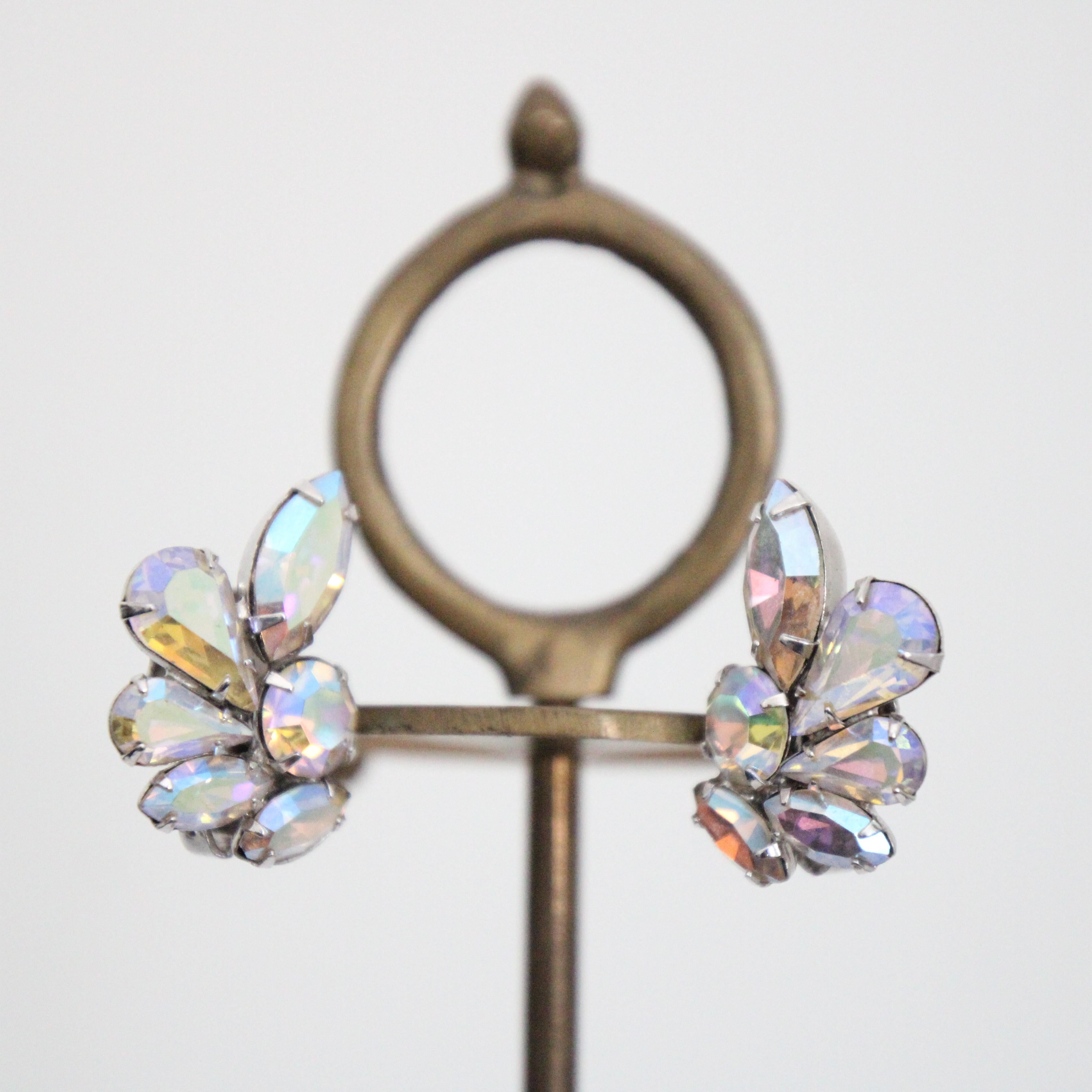 Vintage 1950's Weiss Clip on Earring Iridescent Rhinestone Weiss Earrings In Good Condition For Sale In Cheltenham, GB