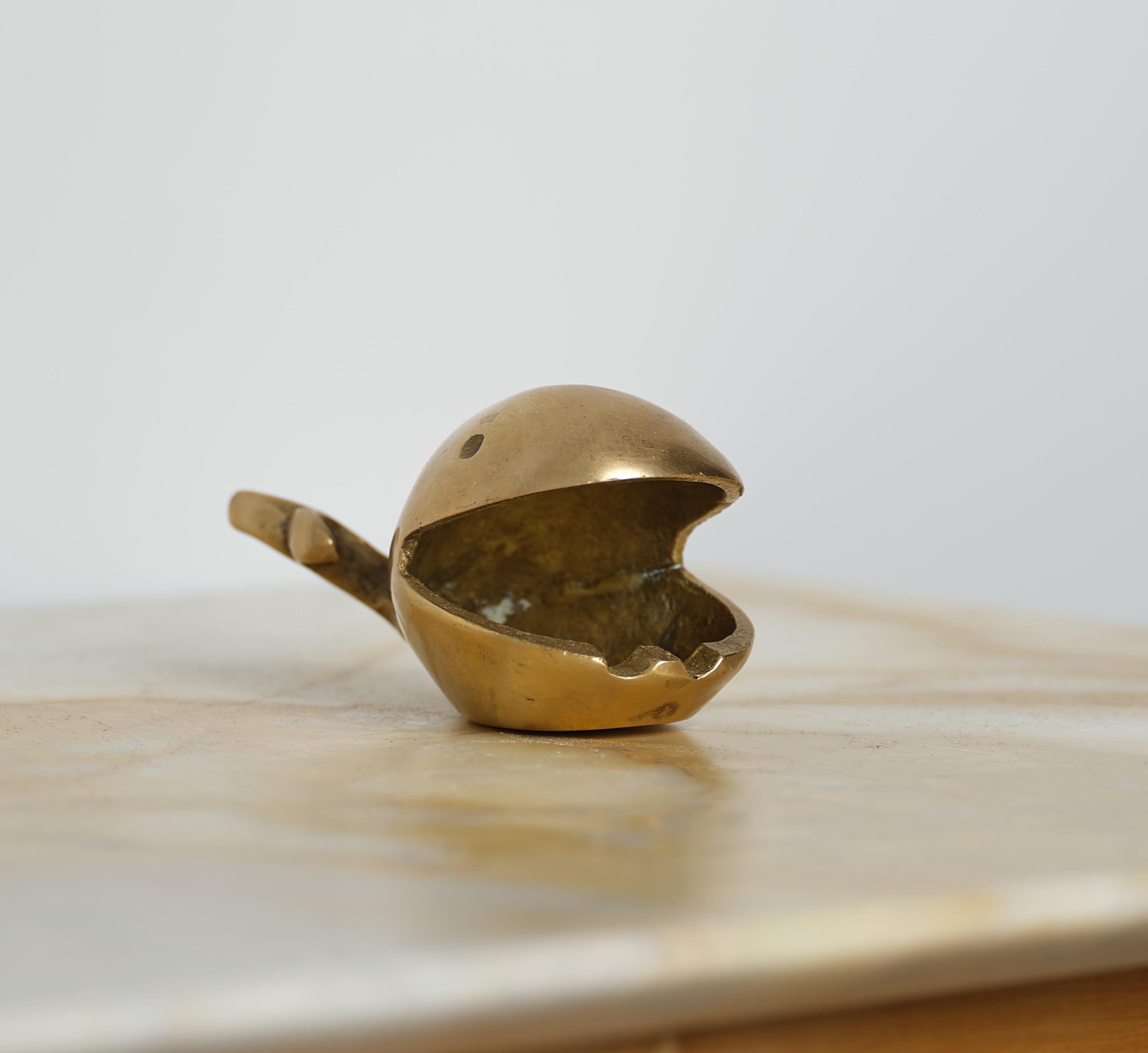  1950s ashtray – a whale-shaped marvel meticulously crafted from brass with a captivating patina. This Italian-designed and produced  not only embodies the essence of mid-century elegance but also serves as a versatile fermacarte (paperweight). The
