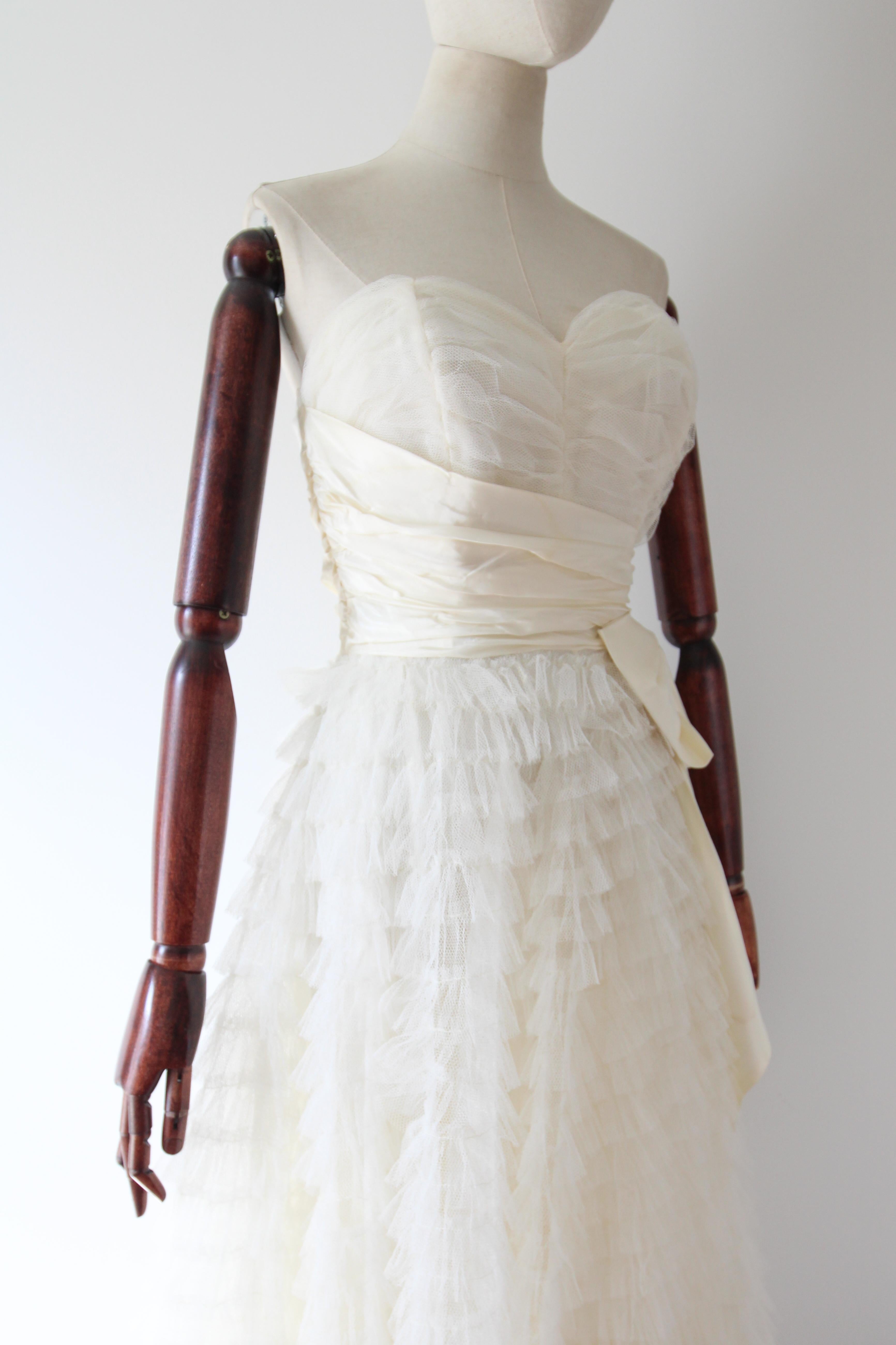 Vintage 1950's weiß Tüll geschichteten Kleid trägerlos herzförmiger Ausschnitt UK 6-8 im Zustand „Gut“ im Angebot in Cheltenham, GB