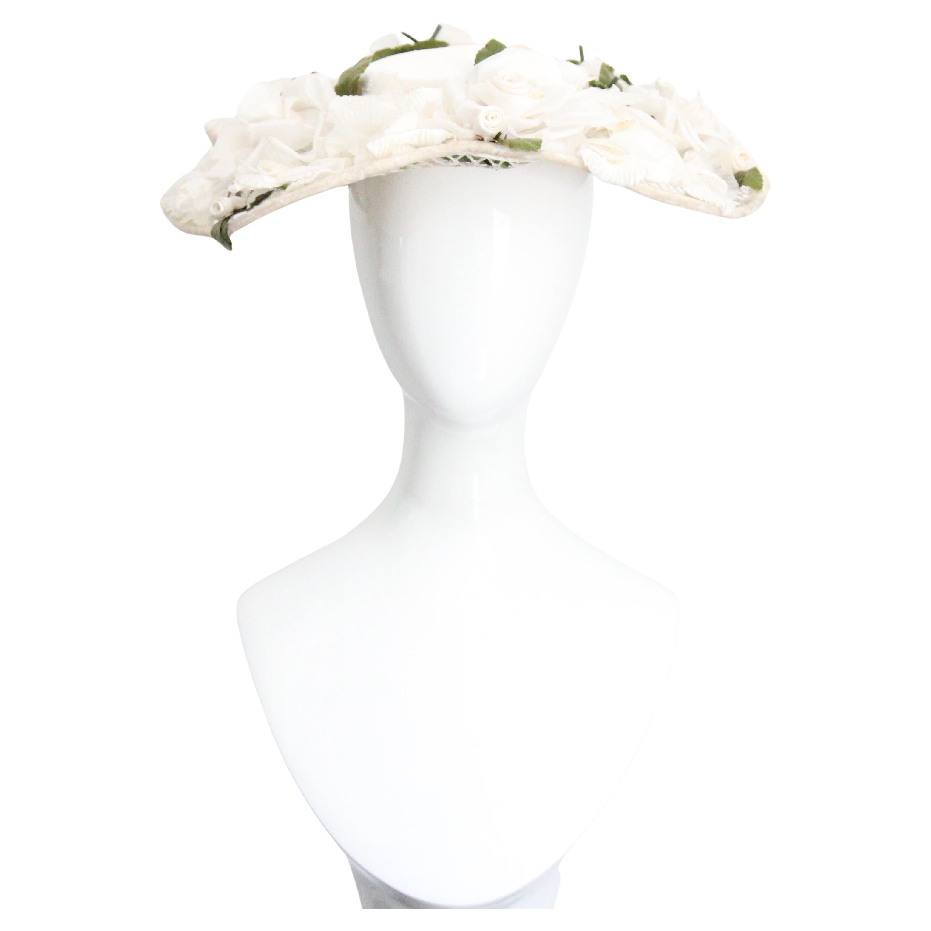 Vintage 1950s breite Krempe Rose Untertasse Hut Creme Sonnenhut 1950s Elfenbein Rose Hut im Angebot