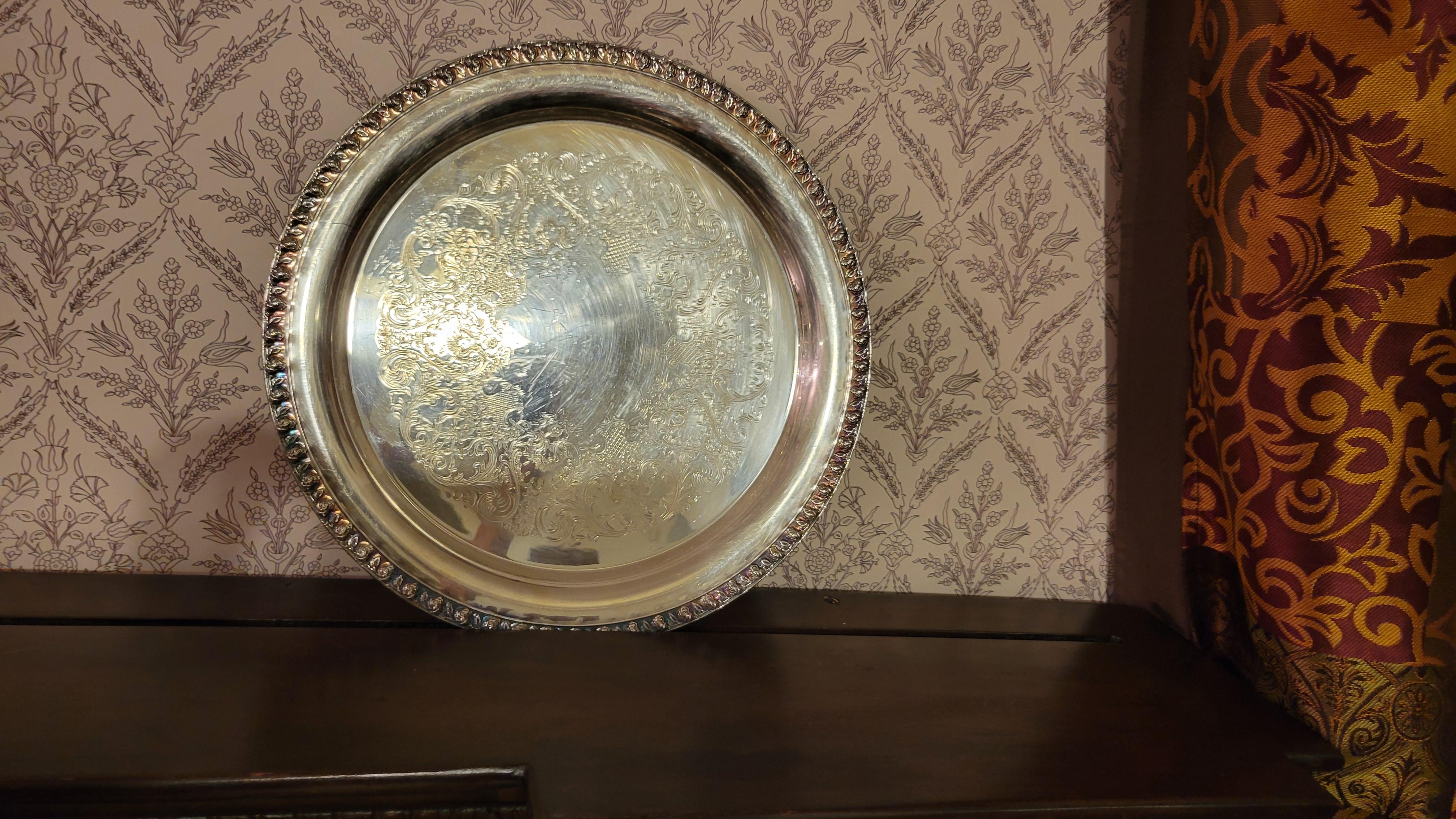 Vintage, 1950s, Wm Rogers Tupperware Rose Silver-Plated Tray. 
Plaque d'argent sur cuivre lourd. Le plateau mesure 13