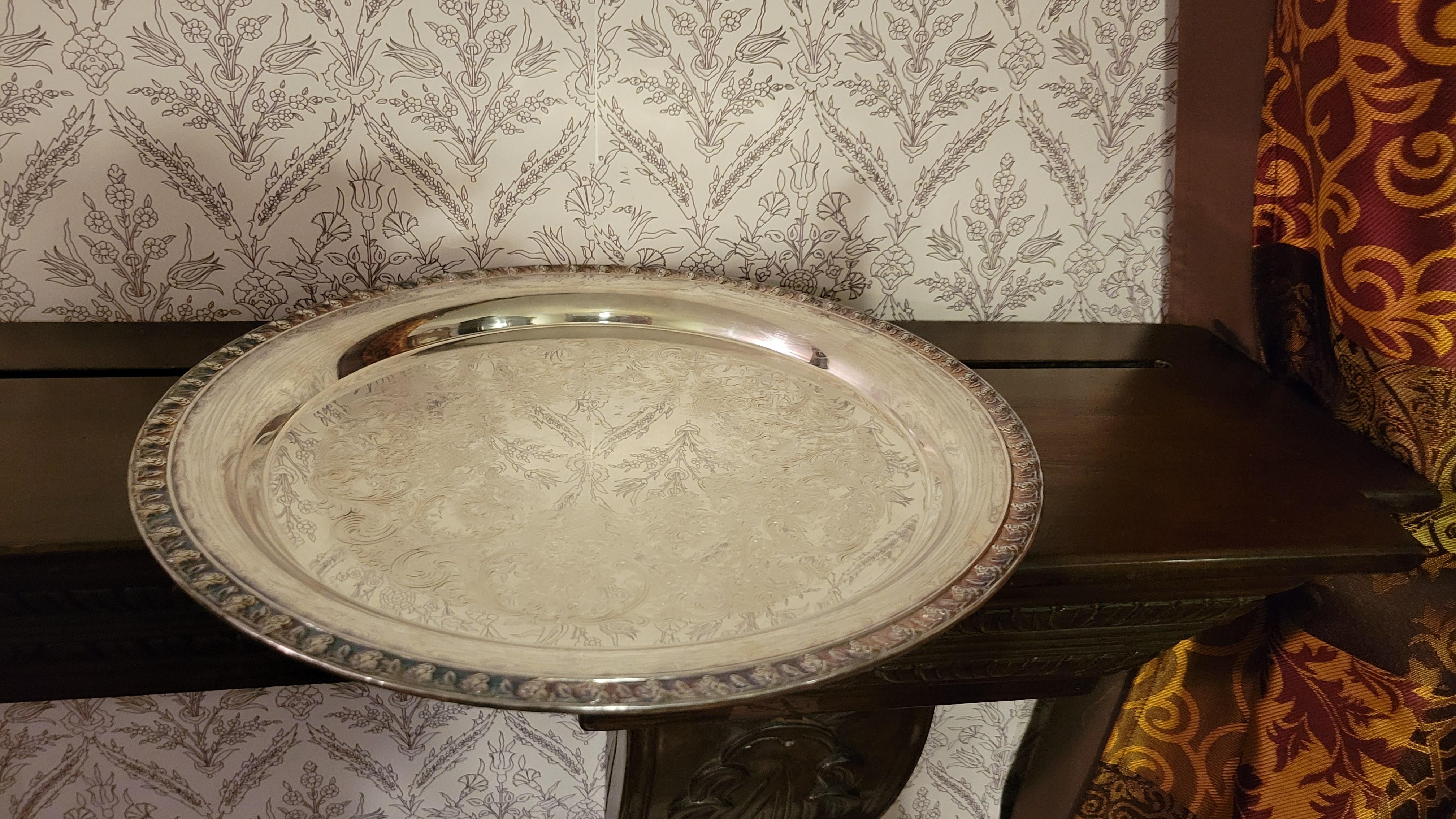 Vintage, 1950s, Wm Rogers Tupperware Rose Silver-Plated Tray Bon état - En vente à Phoenix, AZ