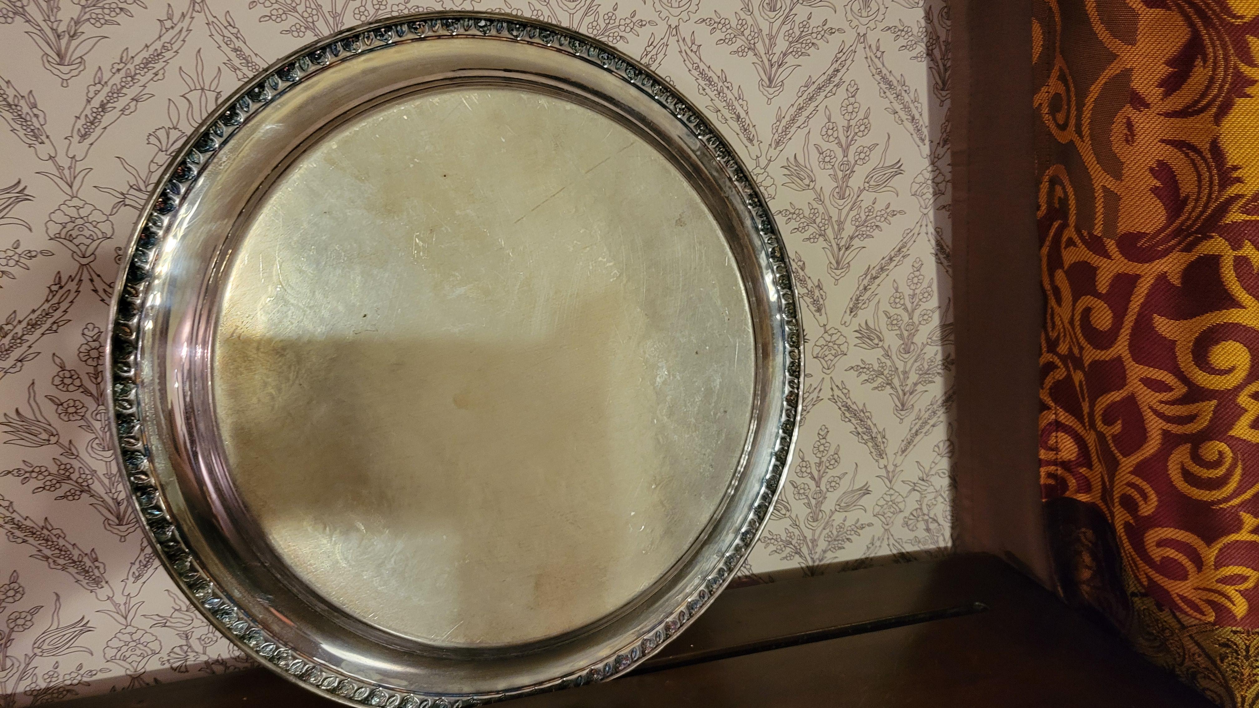 20ième siècle Vintage, 1950s, Wm Rogers Tupperware Rose Silver-Plated Tray en vente