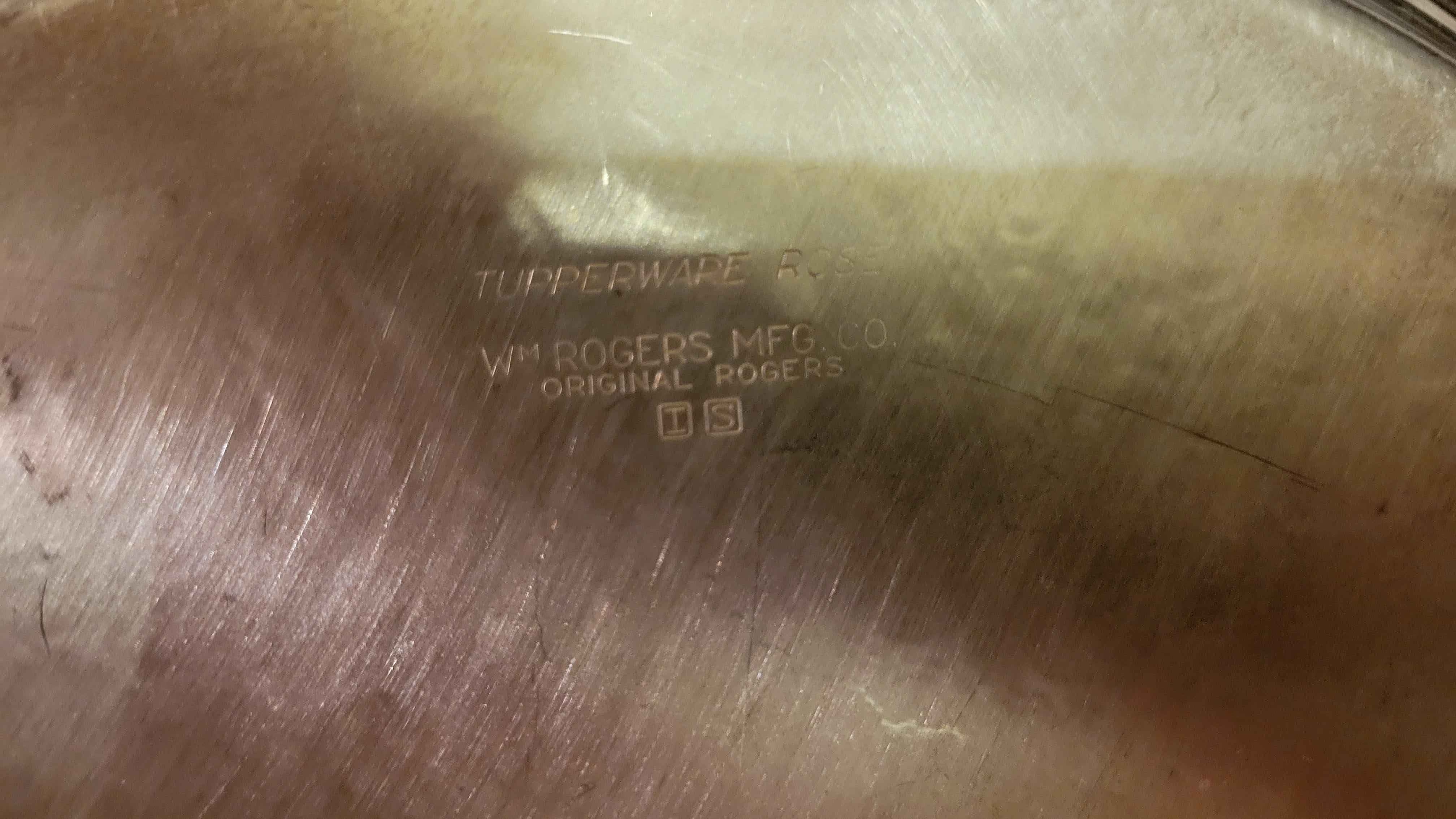 Plaqué argent Vintage, 1950s, Wm Rogers Tupperware Rose Silver-Plated Tray en vente