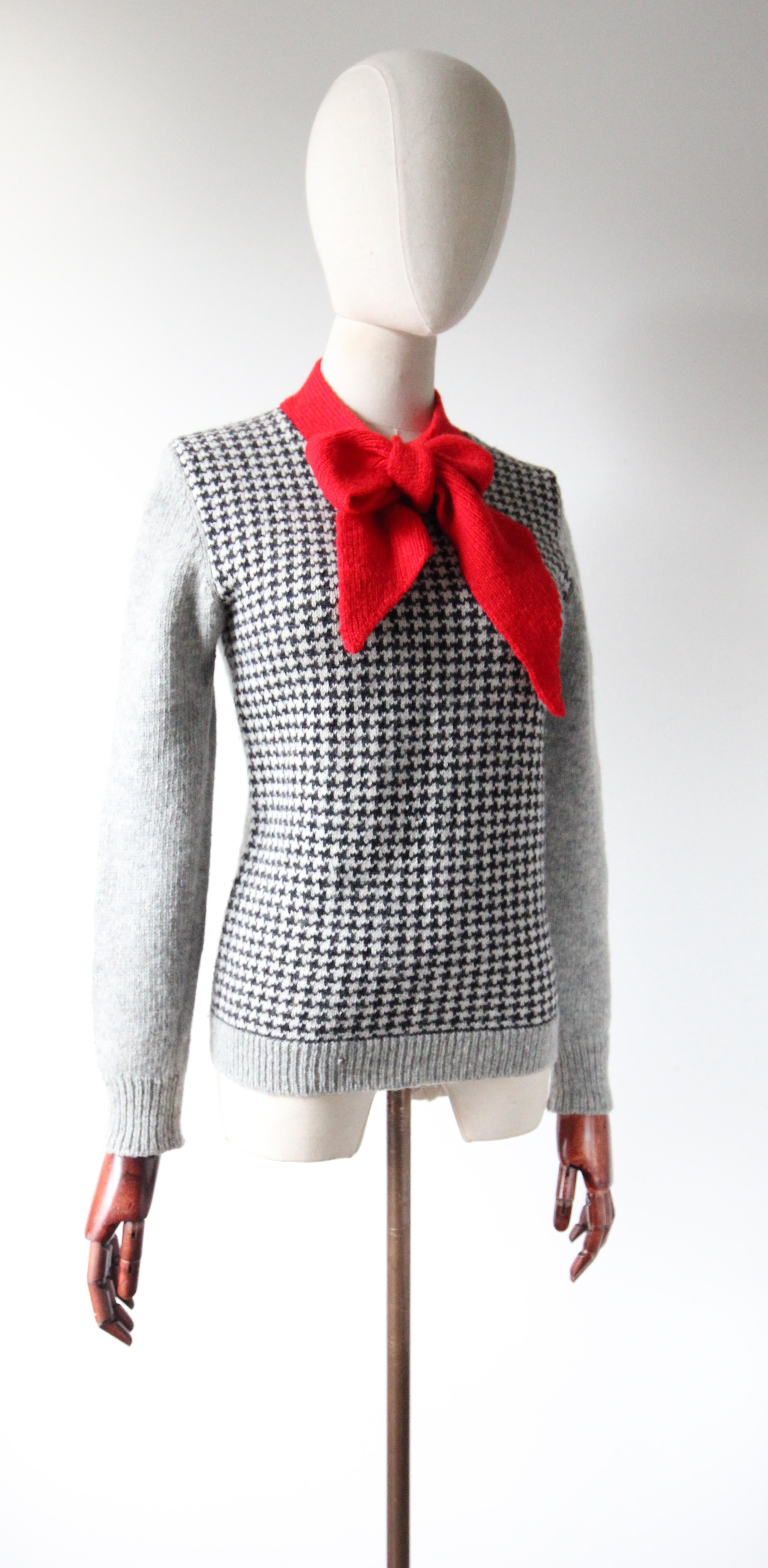 Vintage 1950's Wool Jumper Pussy Bow Dogtooth Wool Hand Knitted Sweater UK 10 In Good Condition In Cheltenham, GB