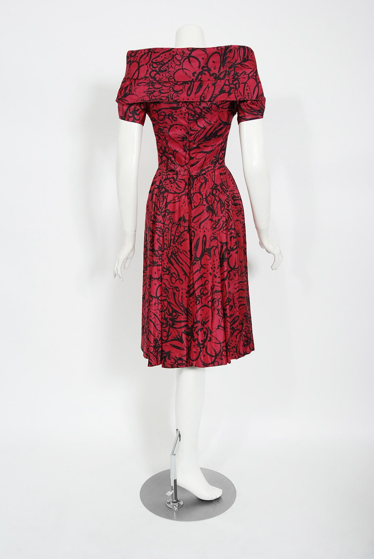 Vintage 1950's Worth Couture Shocking Pink Floral Print Seide Schalkragen Kleid im Angebot 6
