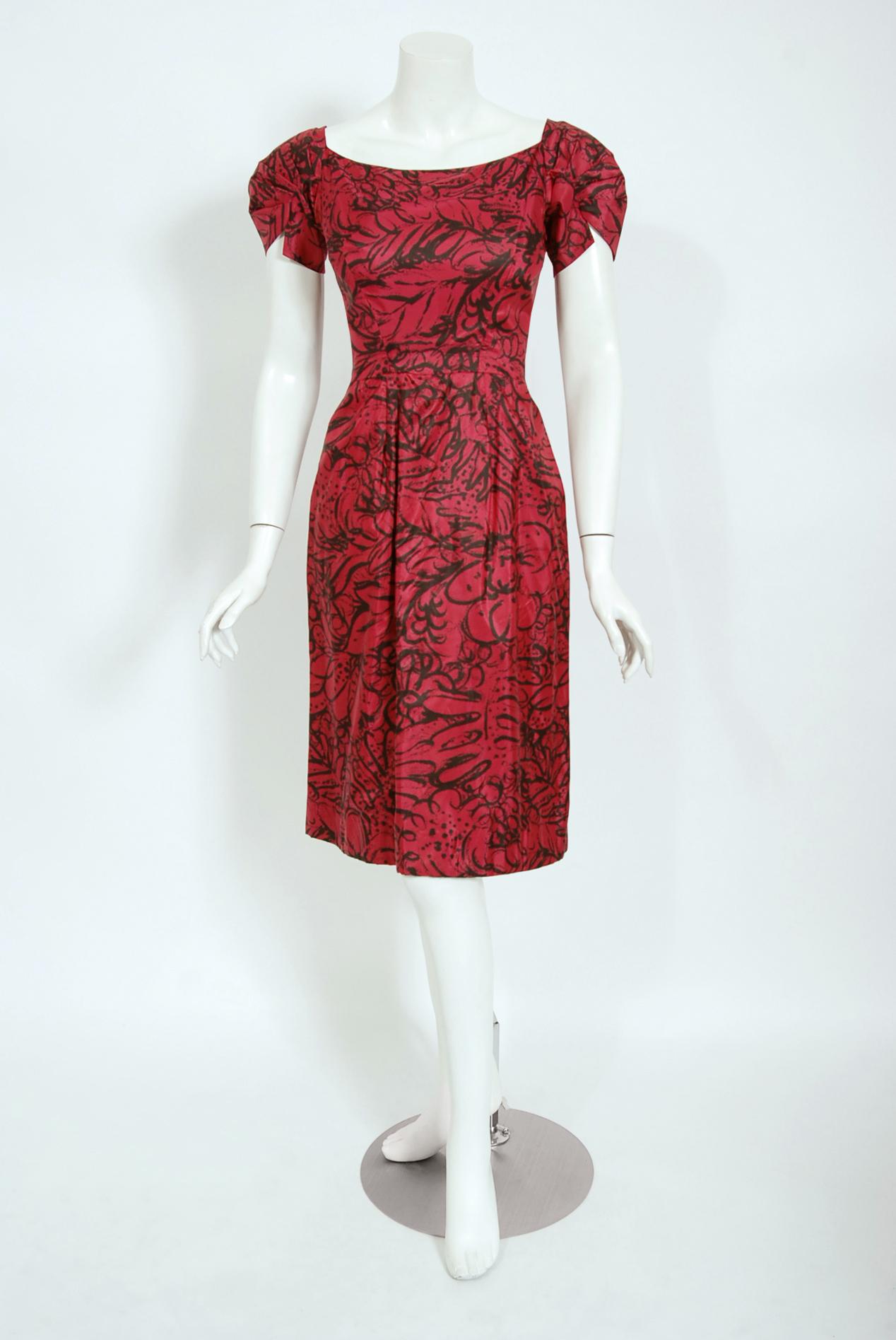Rose Vintage 1950's Worth Couture Shocking Pink Floral Print Silk Shawl-Collar Dress en vente