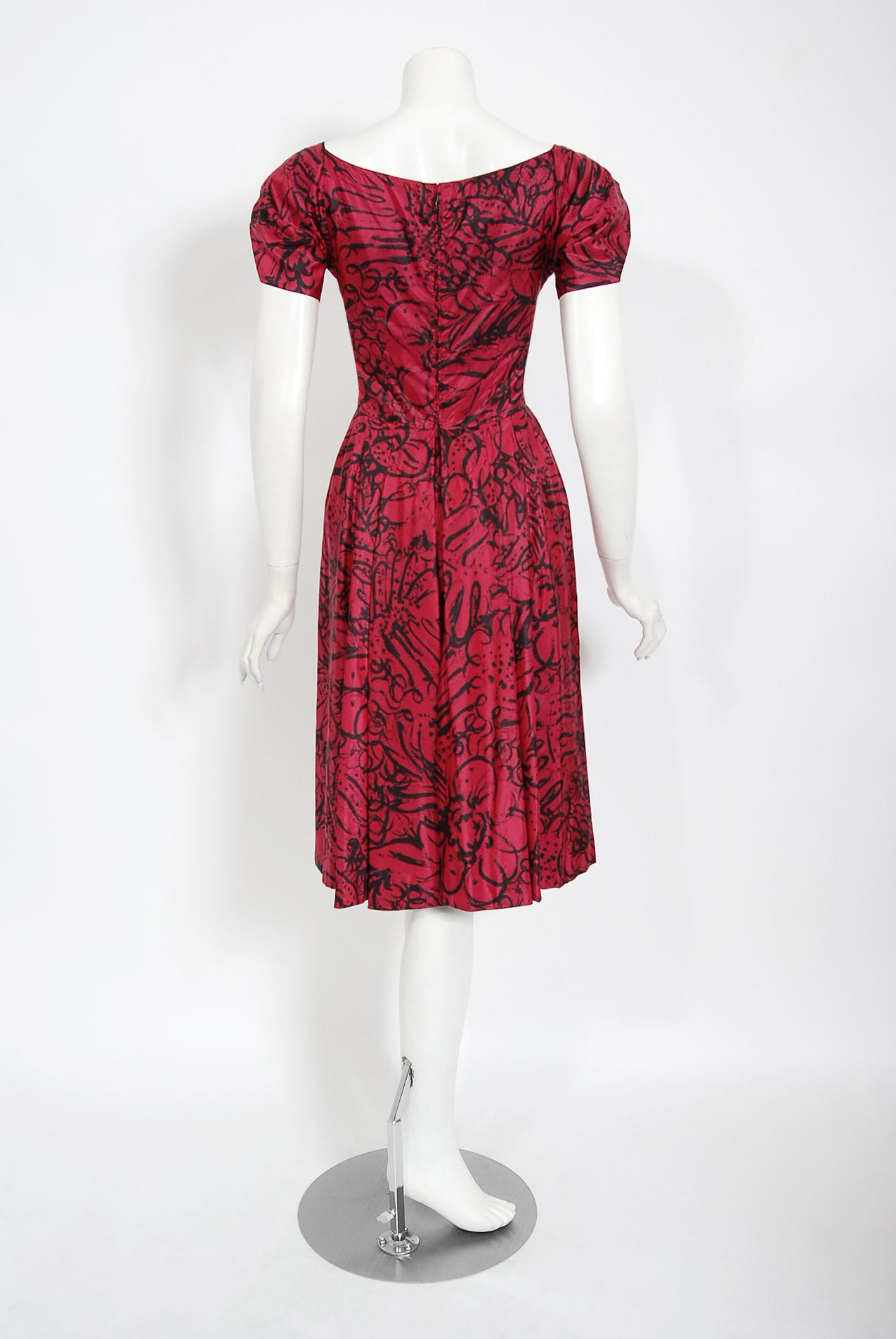 Vintage 1950's Worth Couture Shocking Pink Floral Print Seide Schalkragen Kleid im Angebot 5