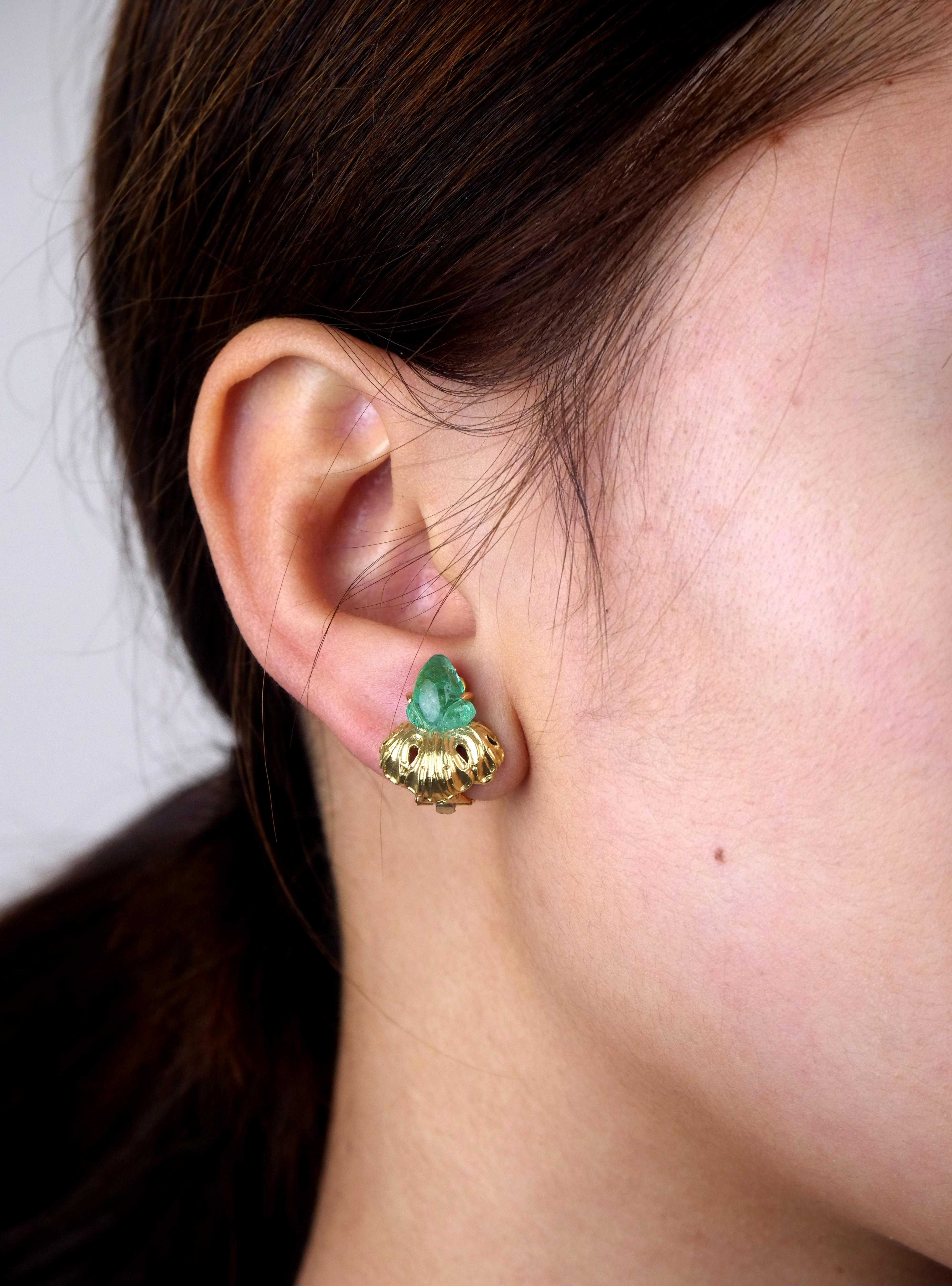 Vintage 1950s Yellow Gold and Carved Emerald Buccellati Clip-On Earrings In Excellent Condition In London, GB