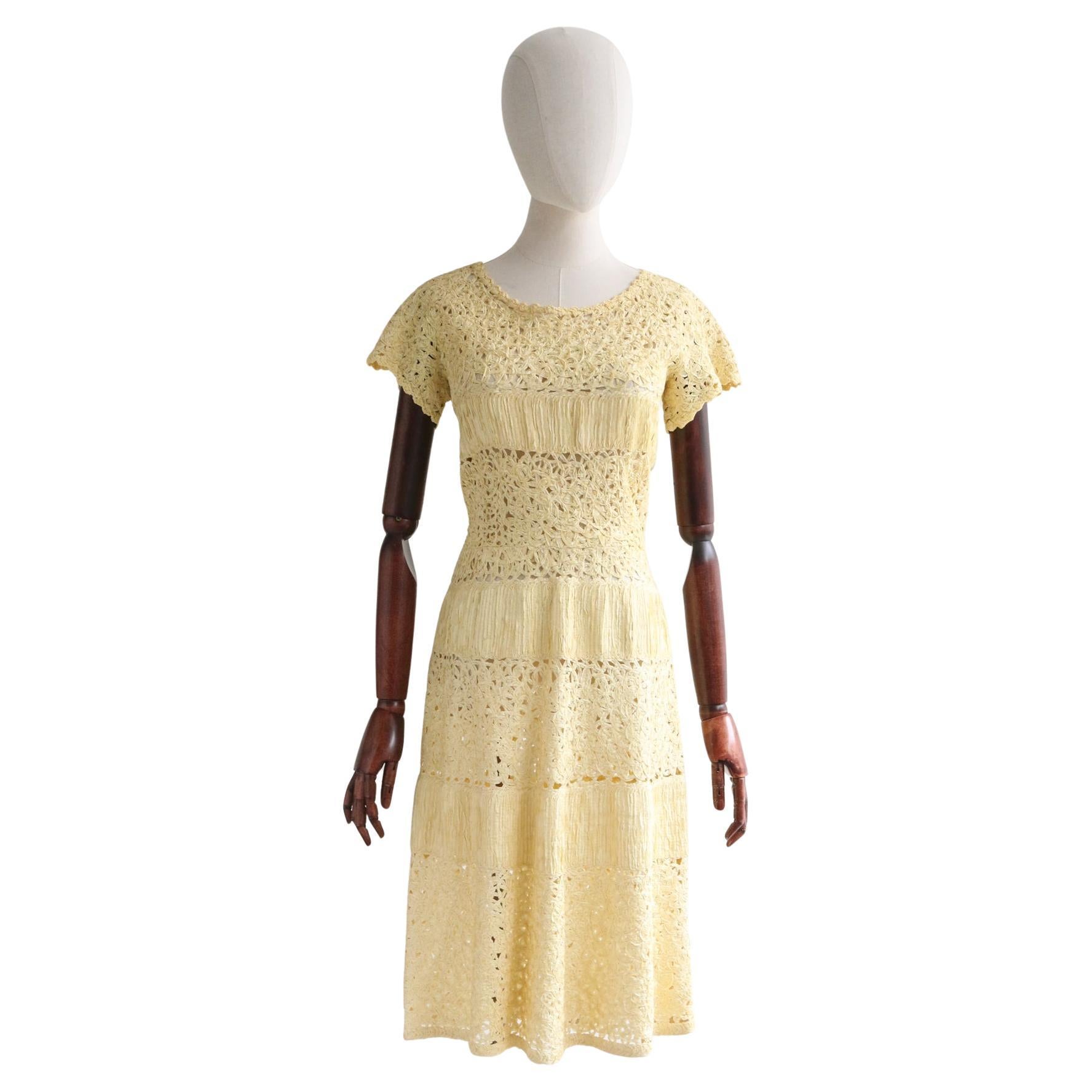 Vintage anni '50, vestito giallo con nastro da lavoro, vestito crema di burro UK 12 US 8 in vendita
