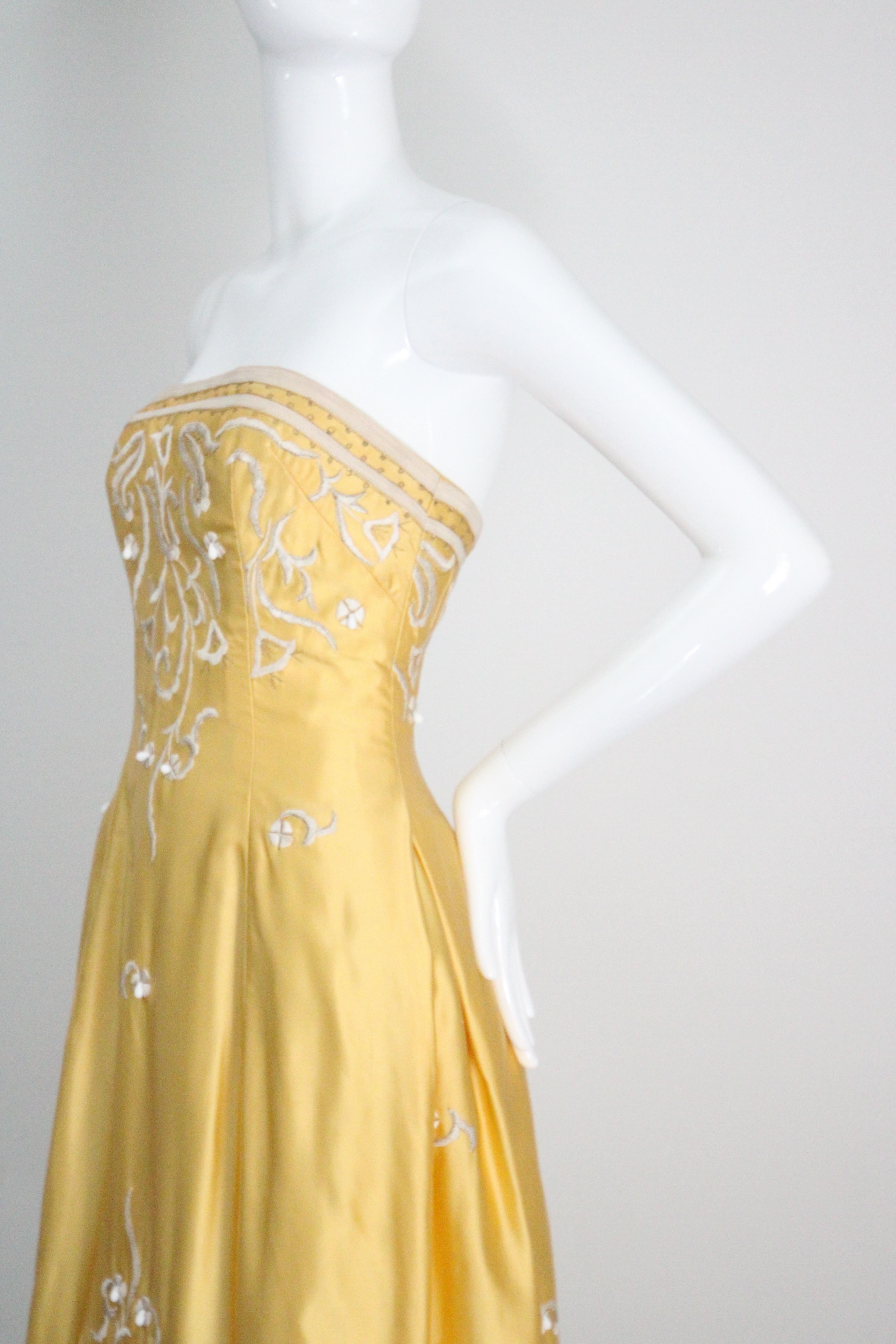 Robe de cocktail vintage des années 1950 en satin jaune brodé sans bretelles GB 6-8 US 2-4 en vente 6