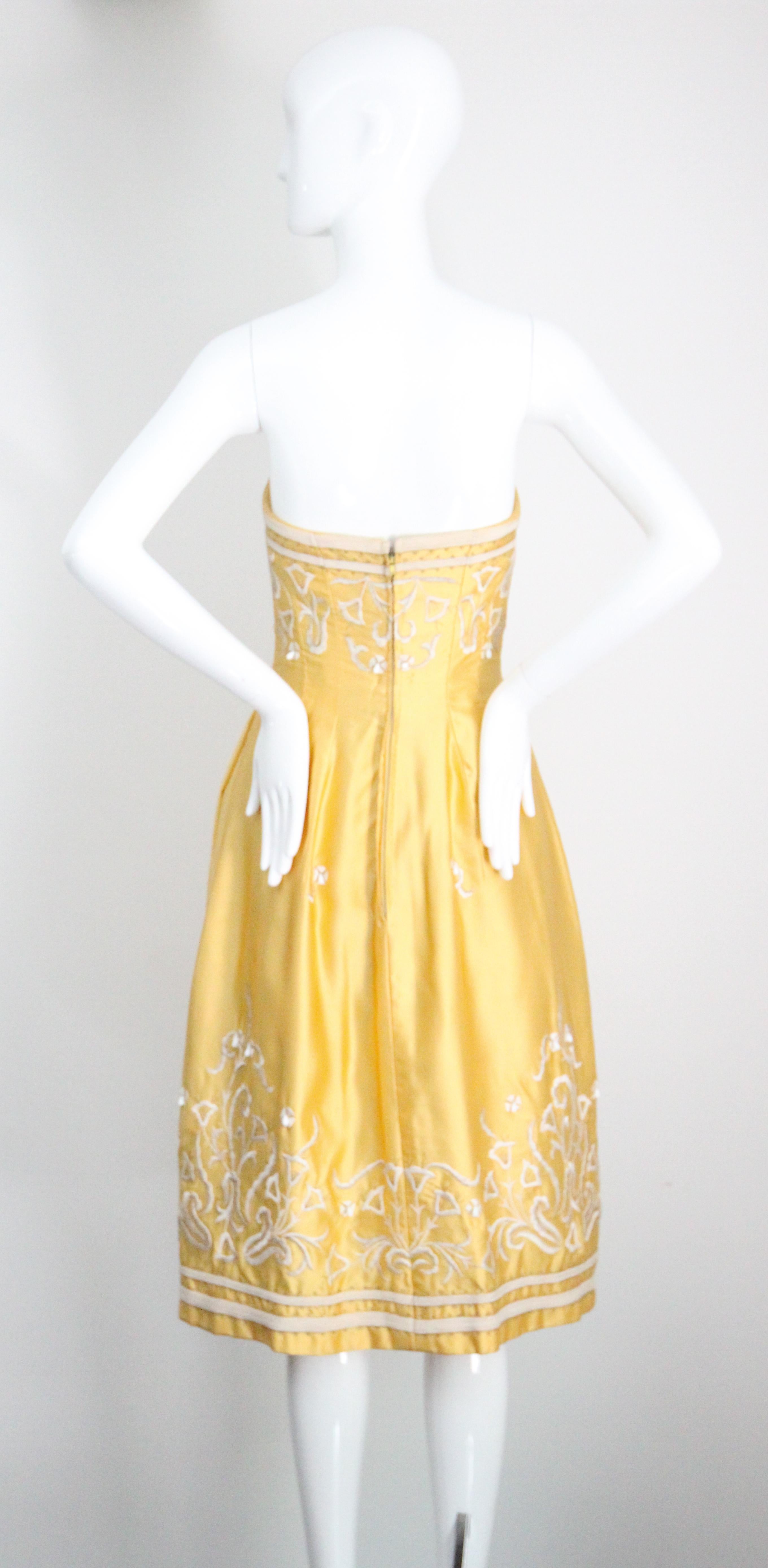 Robe de cocktail vintage des années 1950 en satin jaune brodé sans bretelles GB 6-8 US 2-4 en vente 7