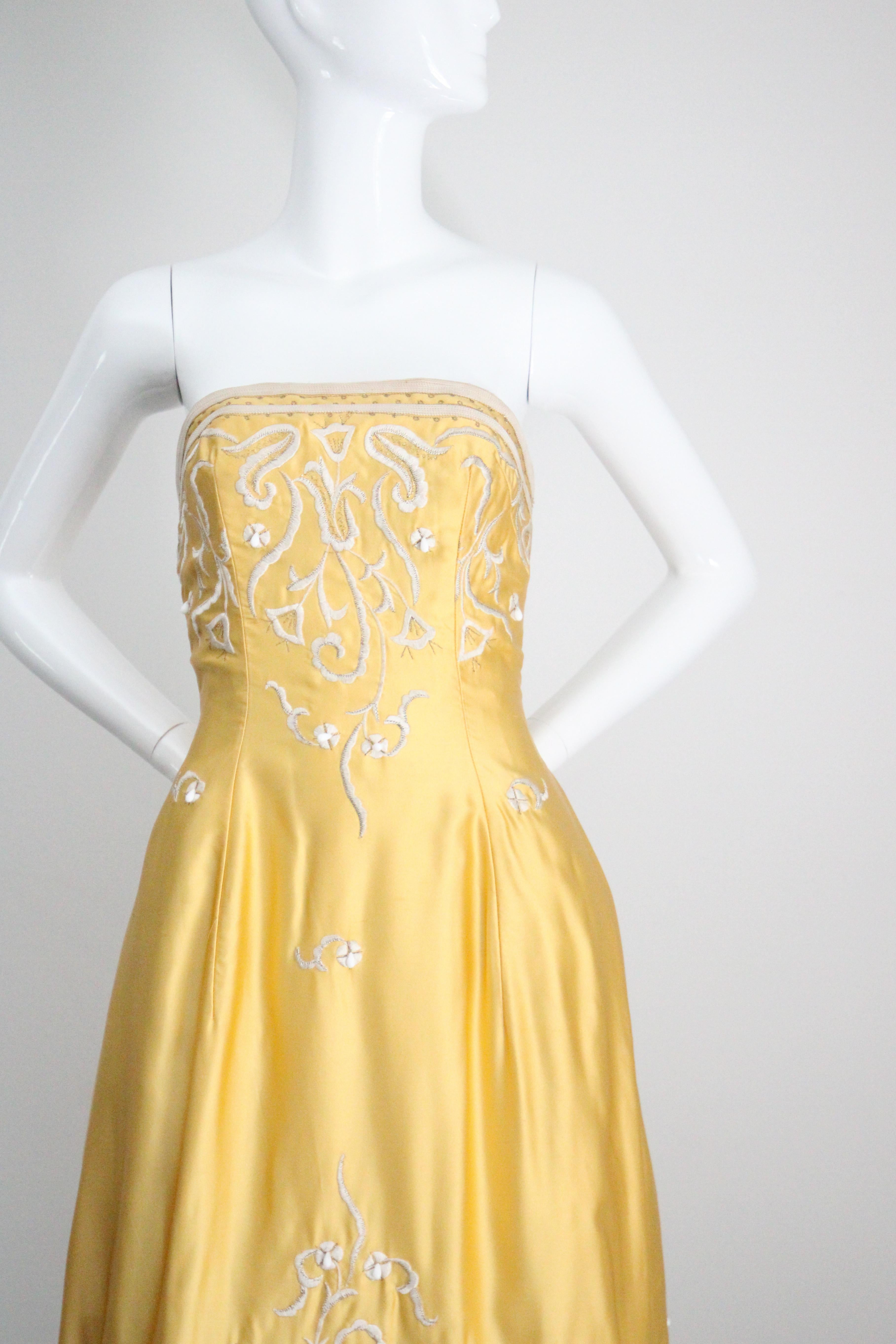 Jaune Robe de cocktail vintage des années 1950 en satin jaune brodé sans bretelles GB 6-8 US 2-4 en vente