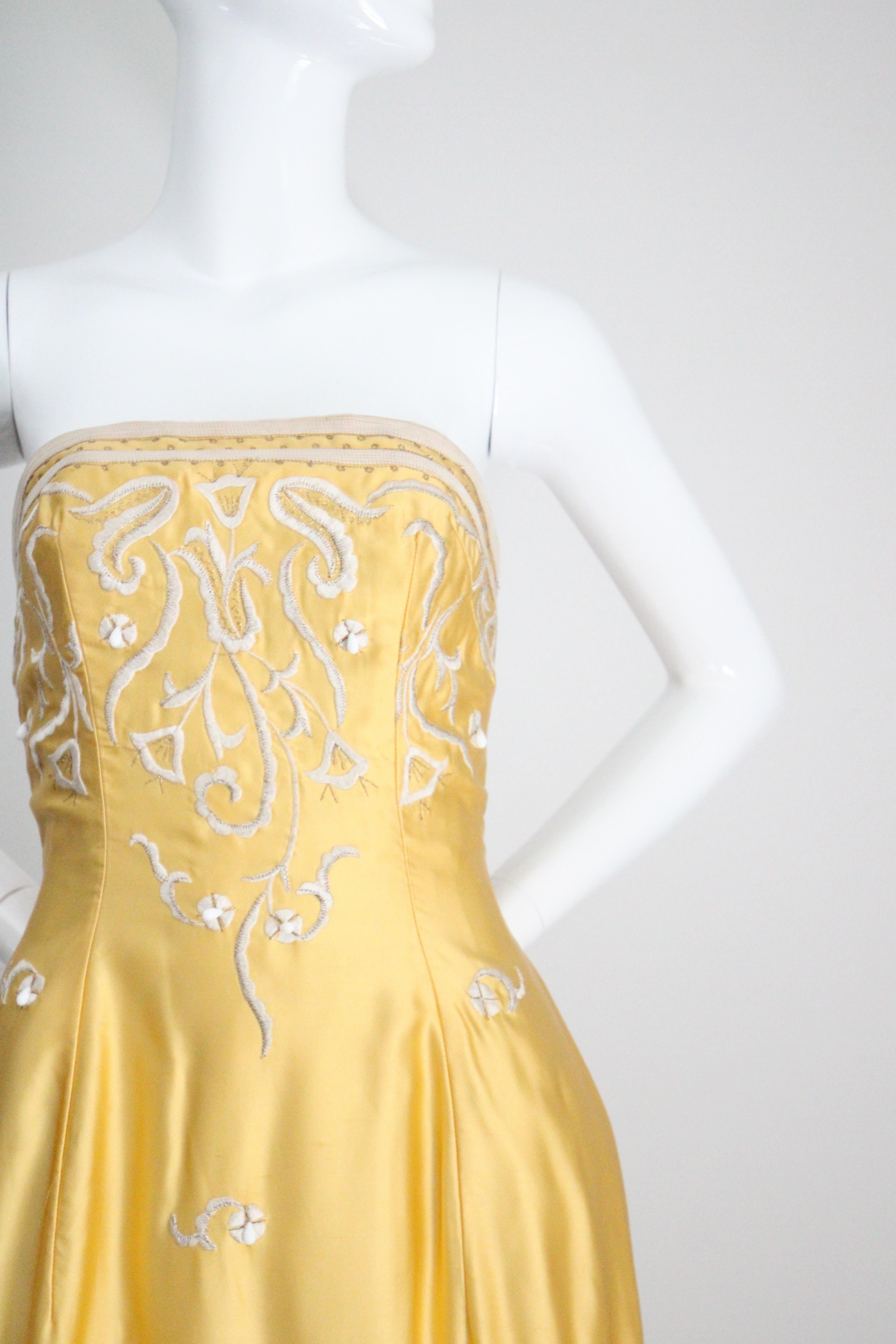 Robe de cocktail vintage des années 1950 en satin jaune brodé sans bretelles GB 6-8 US 2-4 Unisexe en vente