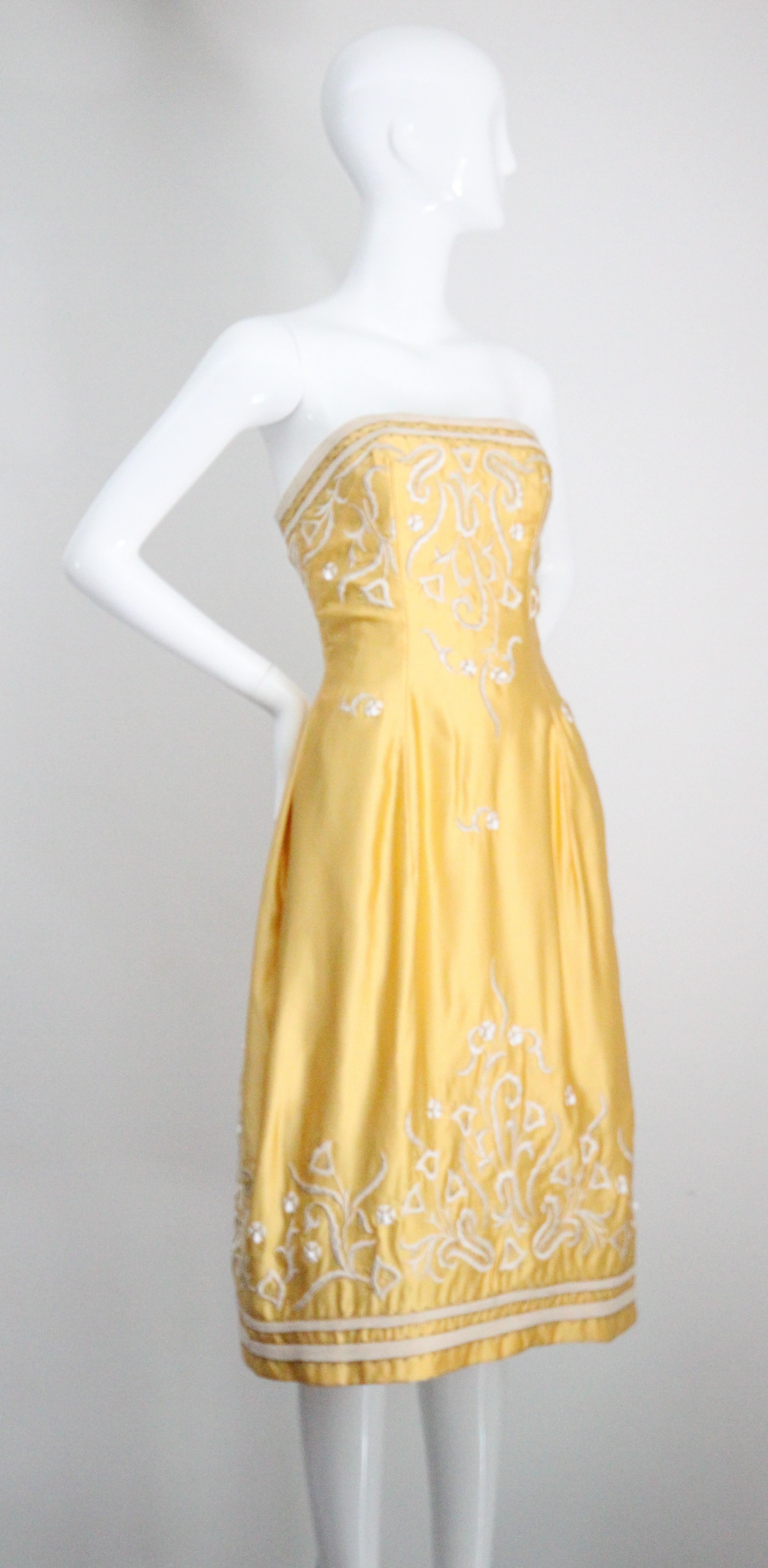 Robe de cocktail vintage des années 1950 en satin jaune brodé sans bretelles GB 6-8 US 2-4 en vente 1