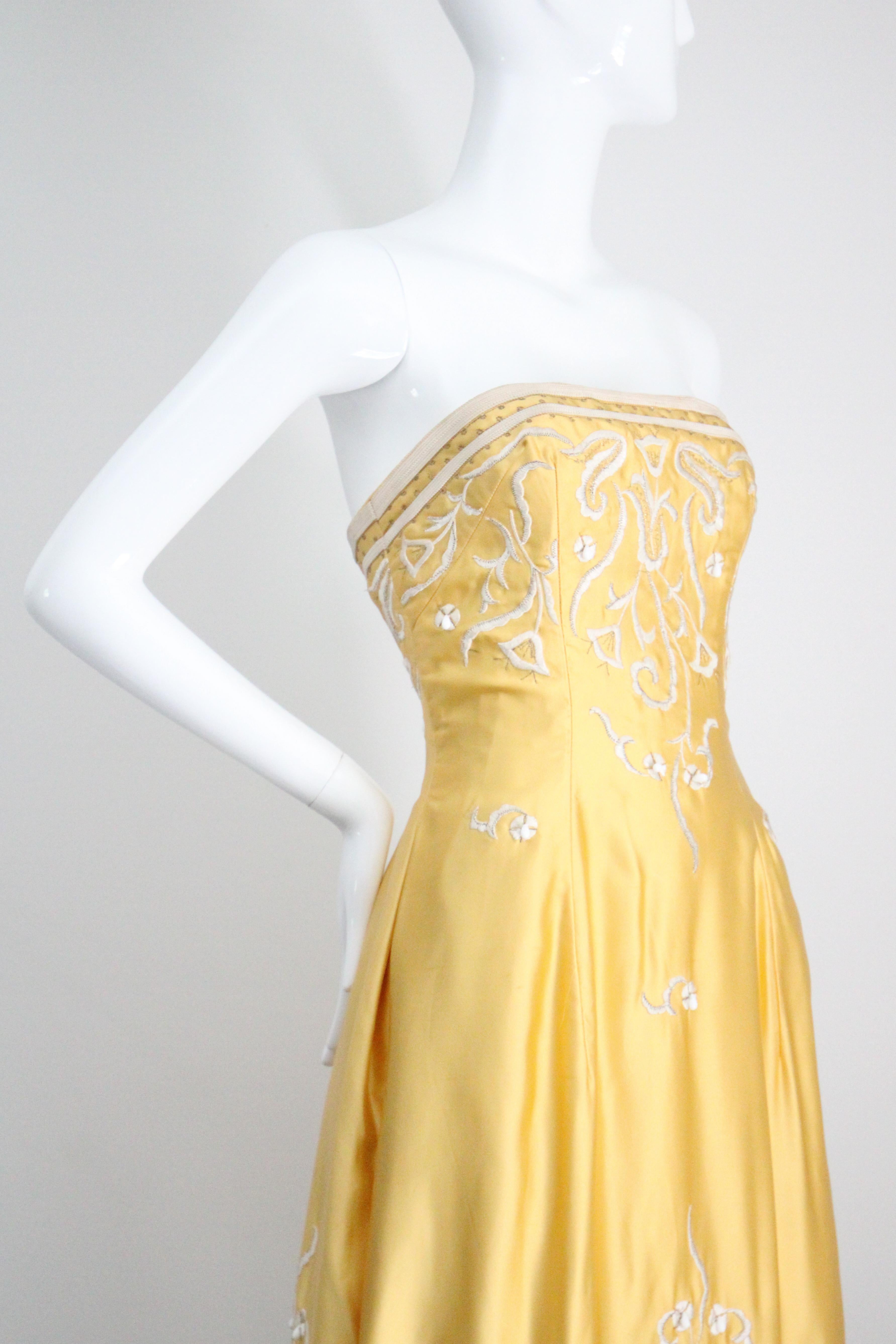 Robe de cocktail vintage des années 1950 en satin jaune brodé sans bretelles GB 6-8 US 2-4 en vente 2