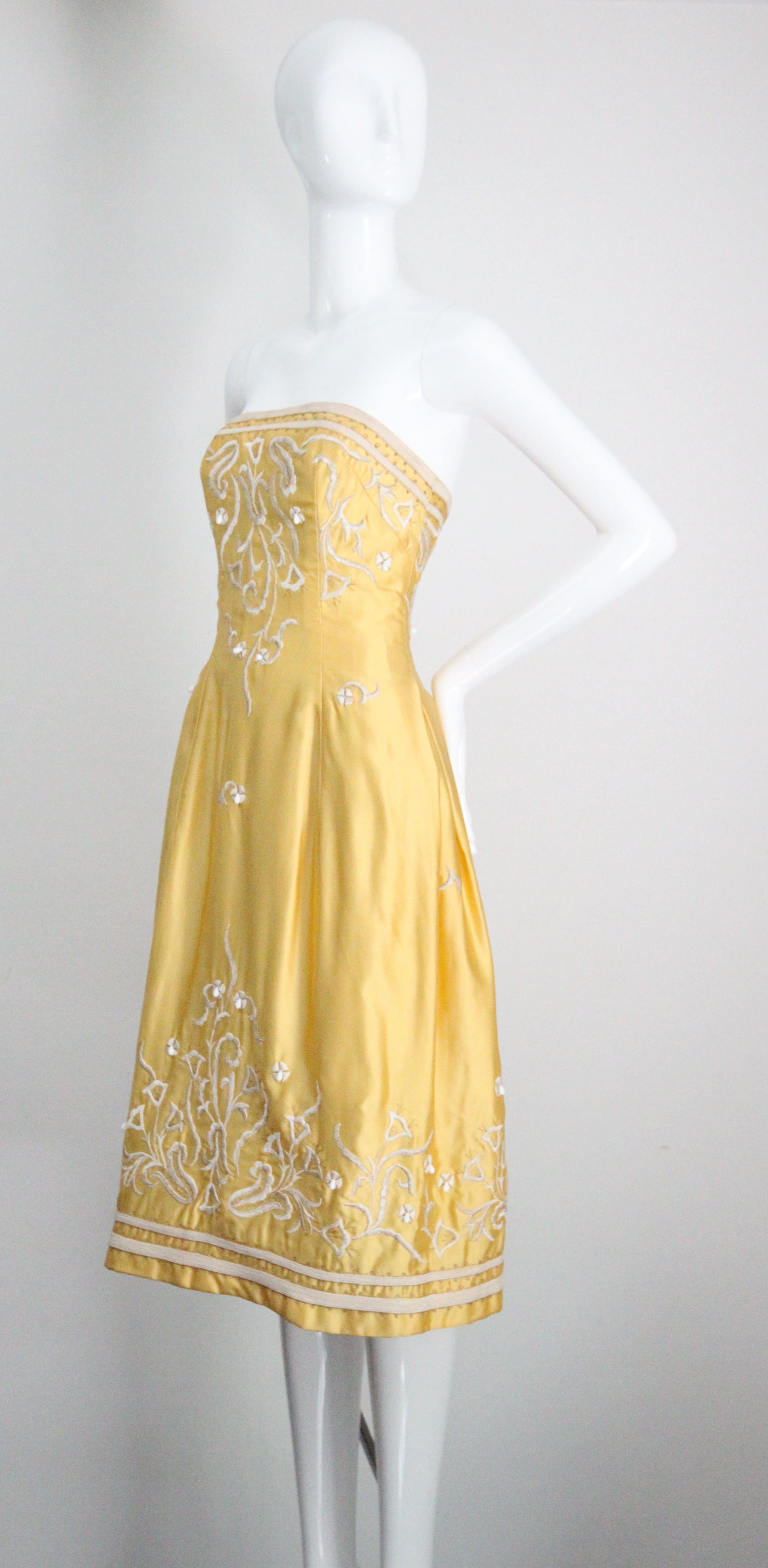 Robe de cocktail vintage des années 1950 en satin jaune brodé sans bretelles GB 6-8 US 2-4 en vente 3