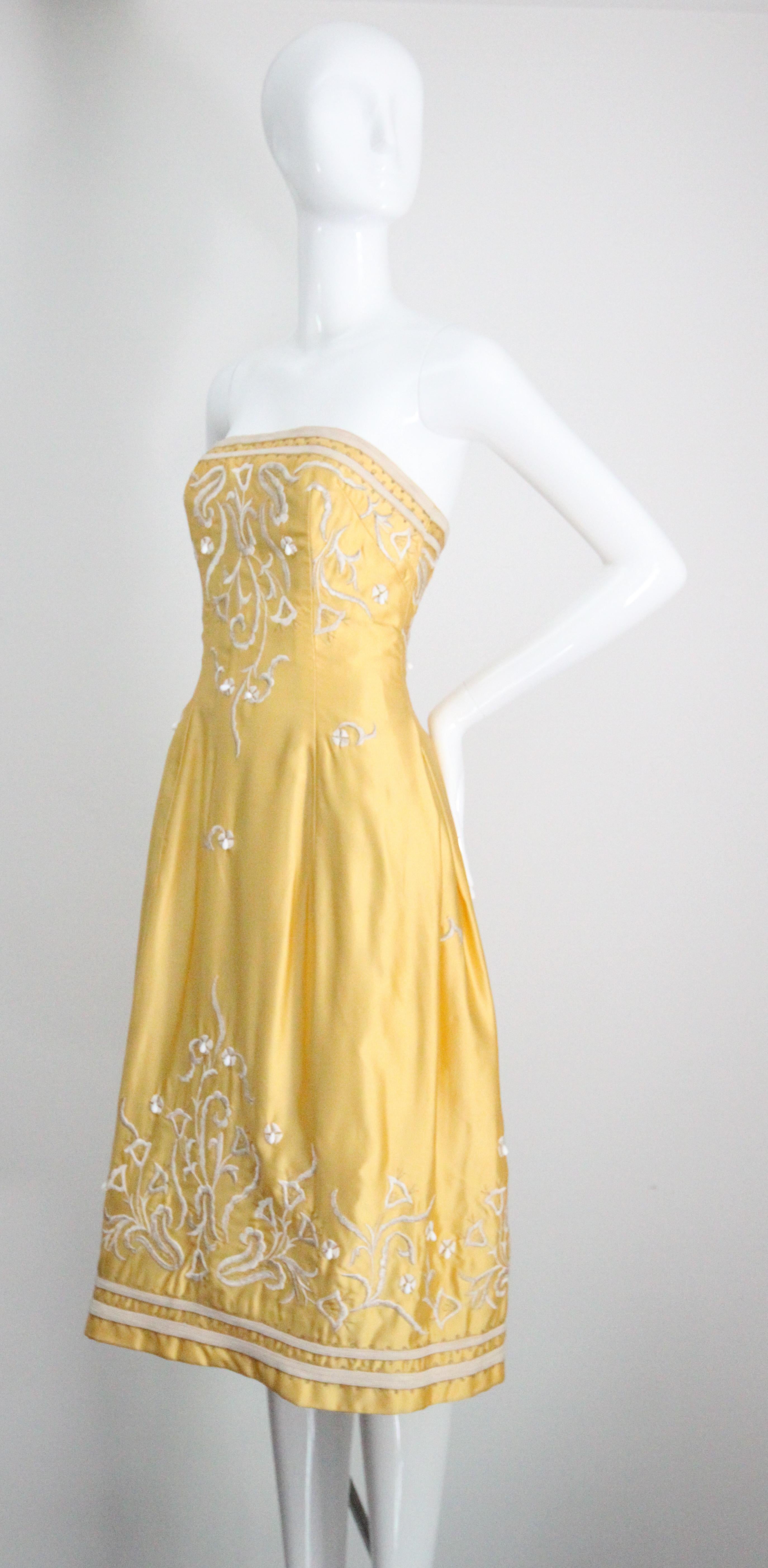 Robe de cocktail vintage des années 1950 en satin jaune brodé sans bretelles GB 6-8 US 2-4 en vente 4