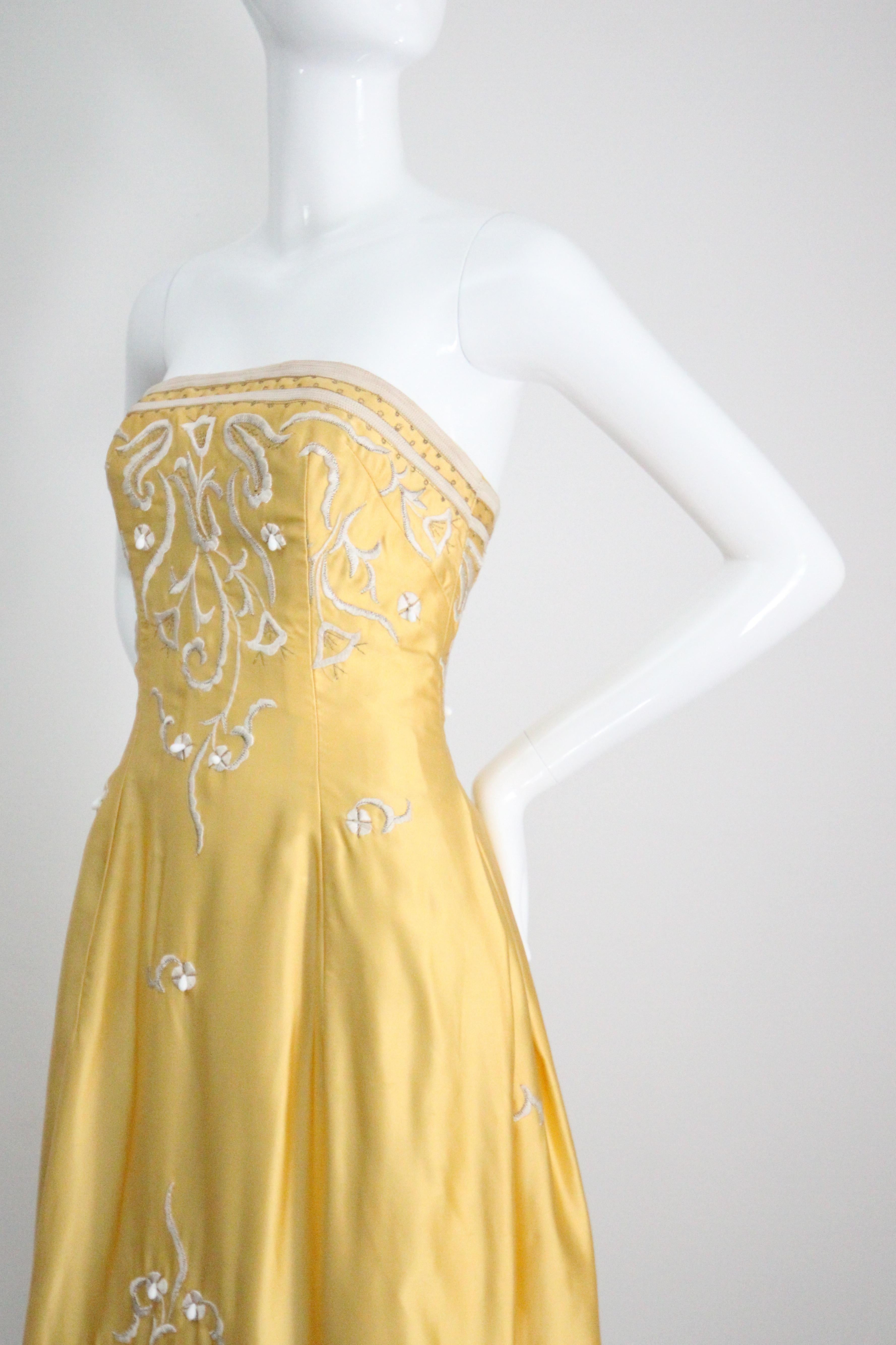Robe de cocktail vintage des années 1950 en satin jaune brodé sans bretelles GB 6-8 US 2-4 en vente 5