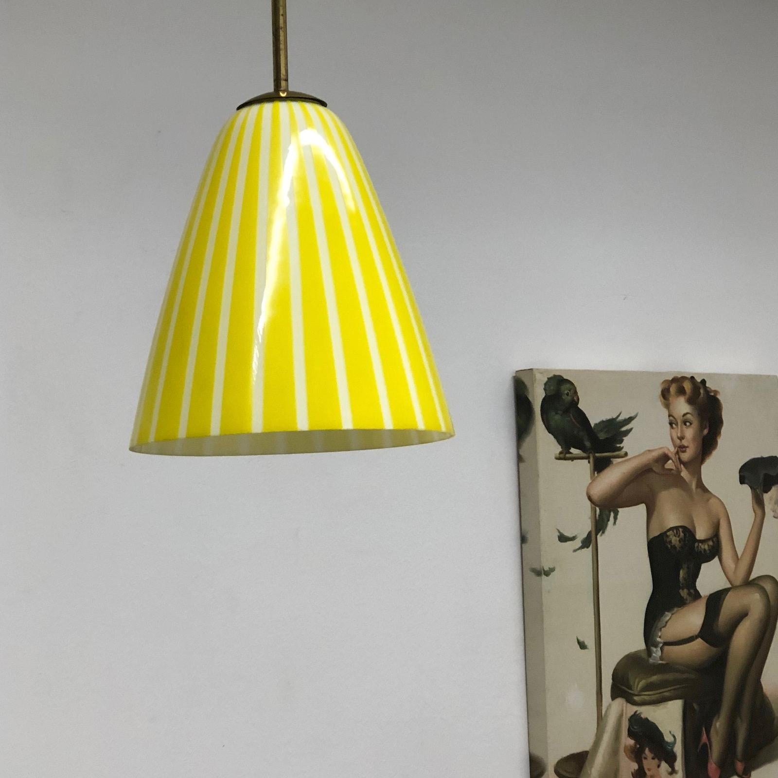 Vintage 1950s Yellow White striped Glass Stilnovo Style Pendant Light In Good Condition For Sale In Nuernberg, DE