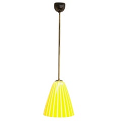 Lampe à suspension de style Stilnovo en verre rayé jaune et blanc, années 1950