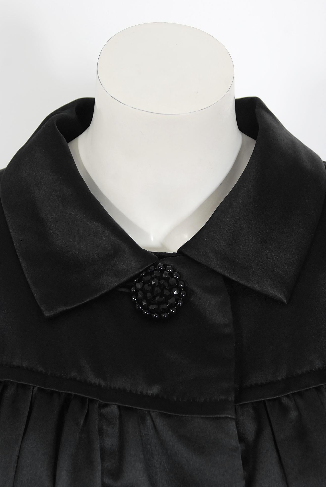 Vintage 1951 Traina-Norell Couture Schwarzer Duchess Satin Voluminöser plissierter Mantel Damen im Angebot