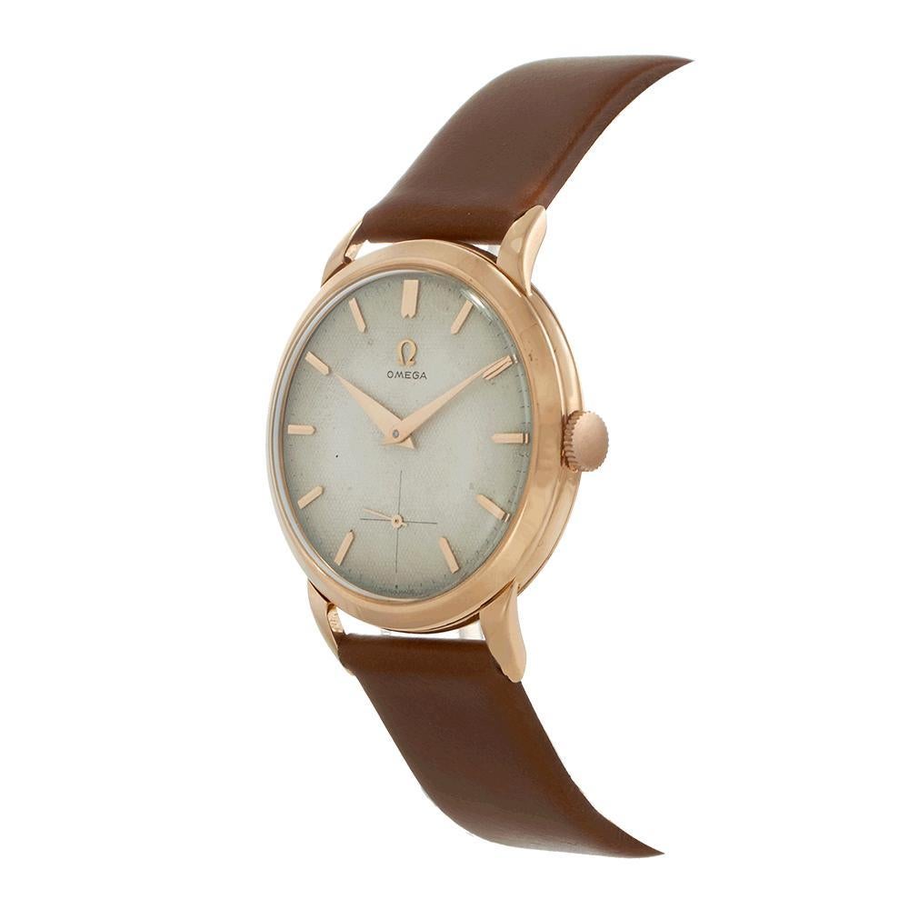Exemple frappant du design Omega du début de l'après-guerre, cette montre-bracelet Omega vintage datant d'environ 1952 est dotée d'un boîtier de 35,5 mm en or rose massif 18KT - une variante souhaitable et moins courante de l'époque. Le cadran blanc